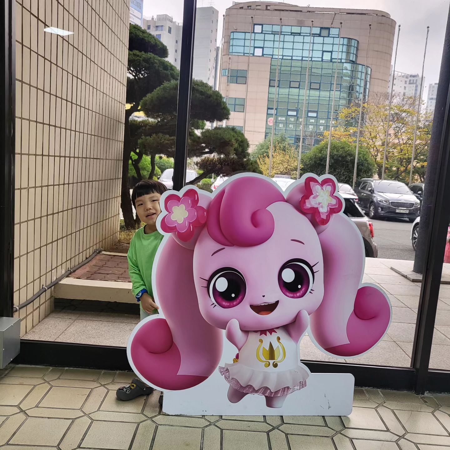 알쏭달쏭 캐치티니핑🩷
부끄러워서
사진 못찍겠다네요.
갑자기 인형도
사달라며😅
.
.
#알쏭달쏭캐치티니핑