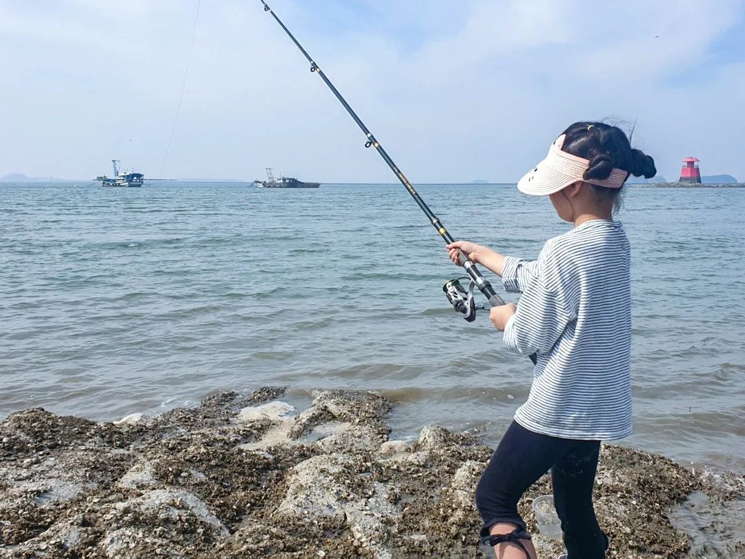 #주말일상
아빠의 도움을 받아
망둑어 몇 마리 잡아올리더니
이 아이가
손 맛을 알아버렸다.

집에 오는 길
핸드폰에서 어린이 낚시대를 검색하는데..
낚시에 진심인듯
낚시꾼은 너희 아빠로도 충분해~

#육아 #군산육아 #육아맘 #군산맘 #남매맘 #망둑어낚시 #망둑어 #낚시 #딸스타그램 #아들스타그램 #초딩맘