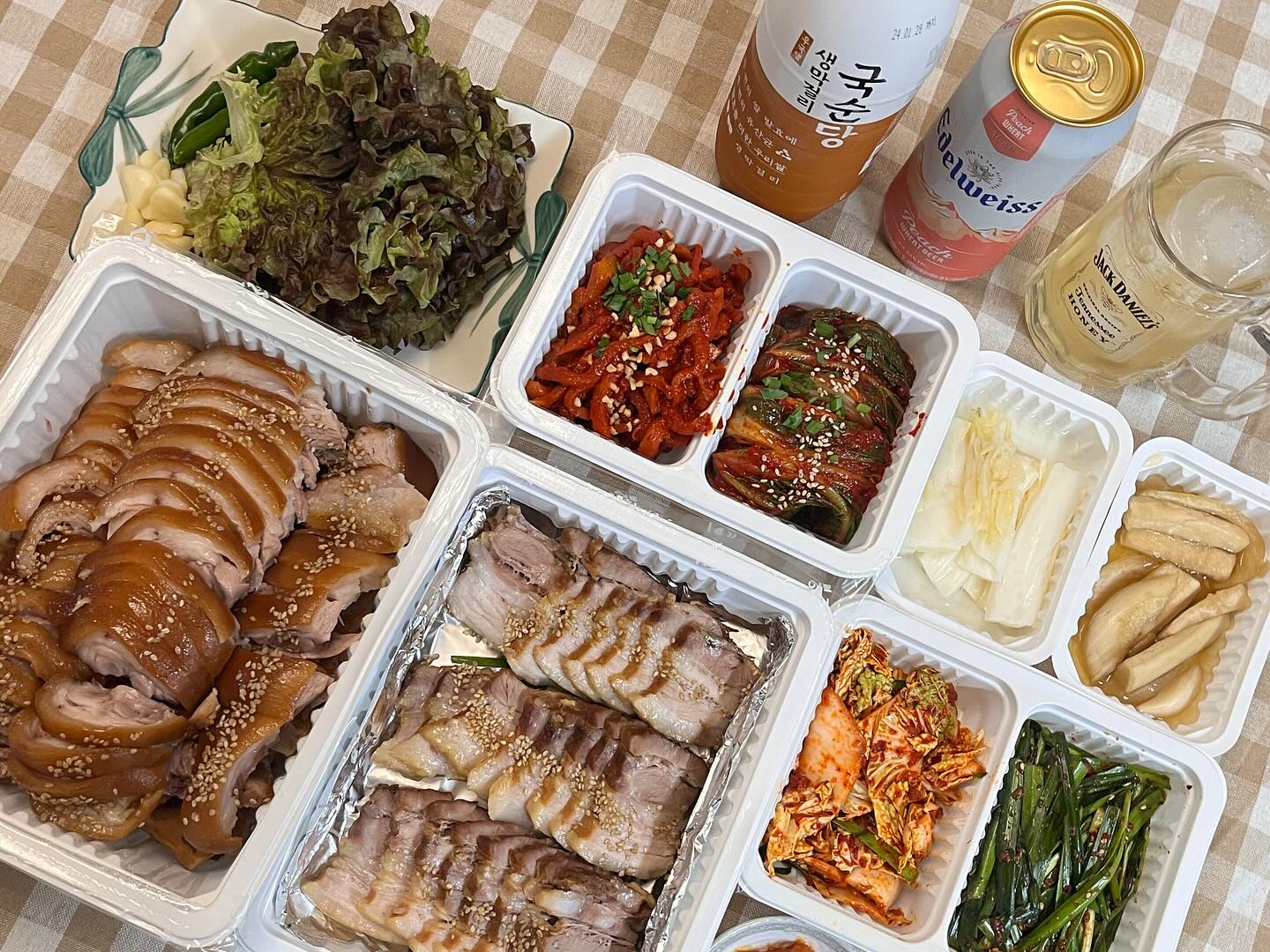 #협찬#족발야시장
.
분위기 좋은 족발 야시장에서
족발보쌈 반반메뉴 포장해왔어요
야들야들 잘 익은 족발✨
양도 푸짐해서 완전 풍족해요
양념도 잘 베어있고 쫄깃한 껍질
이맛에 족발야시장 족발 먹지여~☺️👍🏻
부드러운 보쌈은 또 다른 매력❣️
보쌈을 시키면 보쌈김치가 함께 오는데
보쌈김치가 정말 맛있어요 😆
아삭한 식감의 김치가 너무 궁합이 좋아요
집에서 각자 원하는 술과 함께 먹으니 꿀맛✨
든든하게 하루를 마무리 해요💛
홀도 분위기가 좋으니 족발이 땡긴다면
족발야시장 추천해요❤️
.
📍 경기 시흥시 서울대학로278번길 25-32
📍영업시간 매일 16:00- 02:00
📍주차 가능
.
#시흥배곧맛집 #배곧신도시맛집 #배곧족발 #배곧족발맛집 #시흥맛집 #배곧맛집 #시흥족발맛집 #시흥족발 #시흥맛집추천 #배곧맛집추천 #시흥족발추천 #배곧족발추천