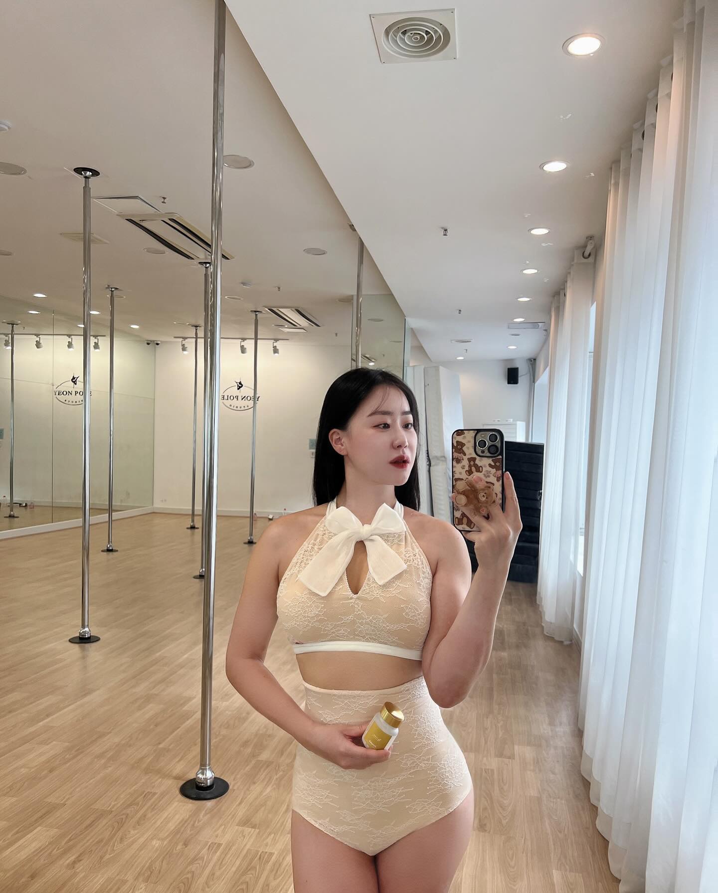 아이돌도 활동 준비기에 먹는다는 제로픽!!
이 제품 덕분에 폭식,음주에도 다음날 붓지도 않고 소화도 잘되는것같고 지금 식단중인데 최대치의 효과를 위해서 다이어트 보조제도 먹어보려 해요. 단백질 분해 효소로 탄수화물을 에너지로 전환시키는데 도움을 주는 천연 효소 브로멜라인이 들어있는 제로픽 파파야에서 추출한 식물성효소로 단백질을 아미노산으로 분해해서 영양 분의 흡수율을 높이는데 도움을 주는 파파인이 함유되어 있어요:)
이 밖에 6종 원료(브로멜라인, 보이차, 레몬밤, 파파인, 칼륨, 녹차)가 배 합되어있는 소화효소라 붓기관리, 체중관리,이너뷰티 관심있는분은 제로픽 추천 드려요.

#비아벨로 #제로픽 #제로픽추천 #브로멜라인 #이너관리 #이너뷰티 #이너관리템 #단백질분해효소 #하루3알 #가벼 운하루 #연육

#라끌레폴웨어#laclepolewear lacle_polewear 🎀