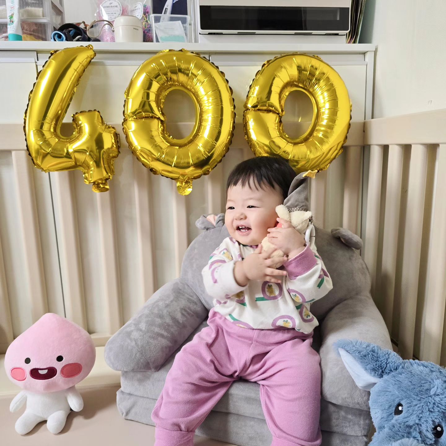 🩷우리 수아 태어난지 400일🩷
건강하게 잘 자라줘서 고마워!
앞으로도 건강하고 밝게 자라자!
우리 예쁜 수아 엄마가 많이 사랑해용😘

400일에 이모랑 예비이모부가 선물 가득 줘서 신이 난 수아
내일은 엄마 아빠랑 즐겁게 식물원카페 다녀오자🌿