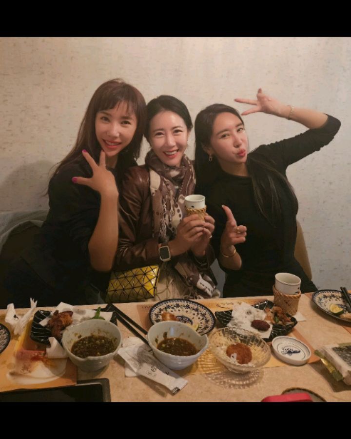 #20년지기 #우정데이
늘 도전에 함께해주고 지칠때면 힘이 되어주는 나의 선,후배님 ♡ #레이싱모델 

공사다망해서 지속적으로 챙기지는 못하지만 우리 선,후배 모이는 일들 천천히 또 맹그러볼께유 🙏🏼

kenzo81585 
서프라이즈와 예쁜 언니 마음에 갬동 눈물 펑펑 ~ 
jung_jumi 어른이된 울 막뚱이 ~
inrong2 올만에 우연히 반가웠으 ~

오늘은 내가 못 갔지만 맴은 거기있어유🥰