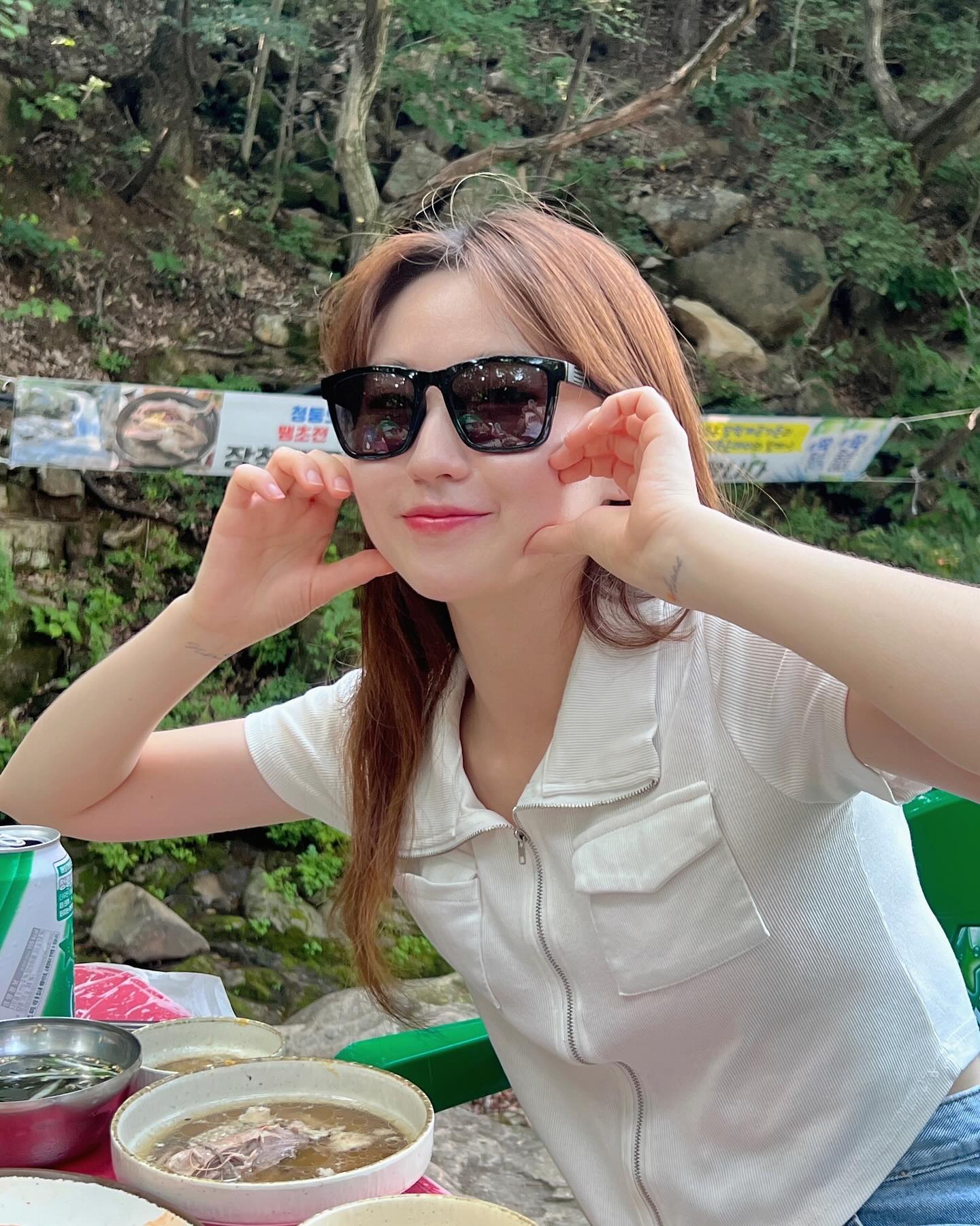 😎🌊🍉
나의 휴가는 9월부터 시작되지만,, 그래도 백숙 무새는 소원을 이뤘다🫶 계곡에서 수박 손으로 깨기(!?) 버킷리스트도 나름 성공 ㅎㅎ,,, 빨리 시원해져서 사진 찍으러 다녔으면 좋겠담☺️