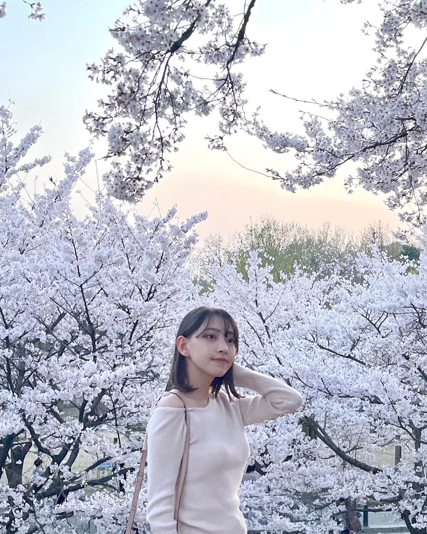 👩🏻🌸