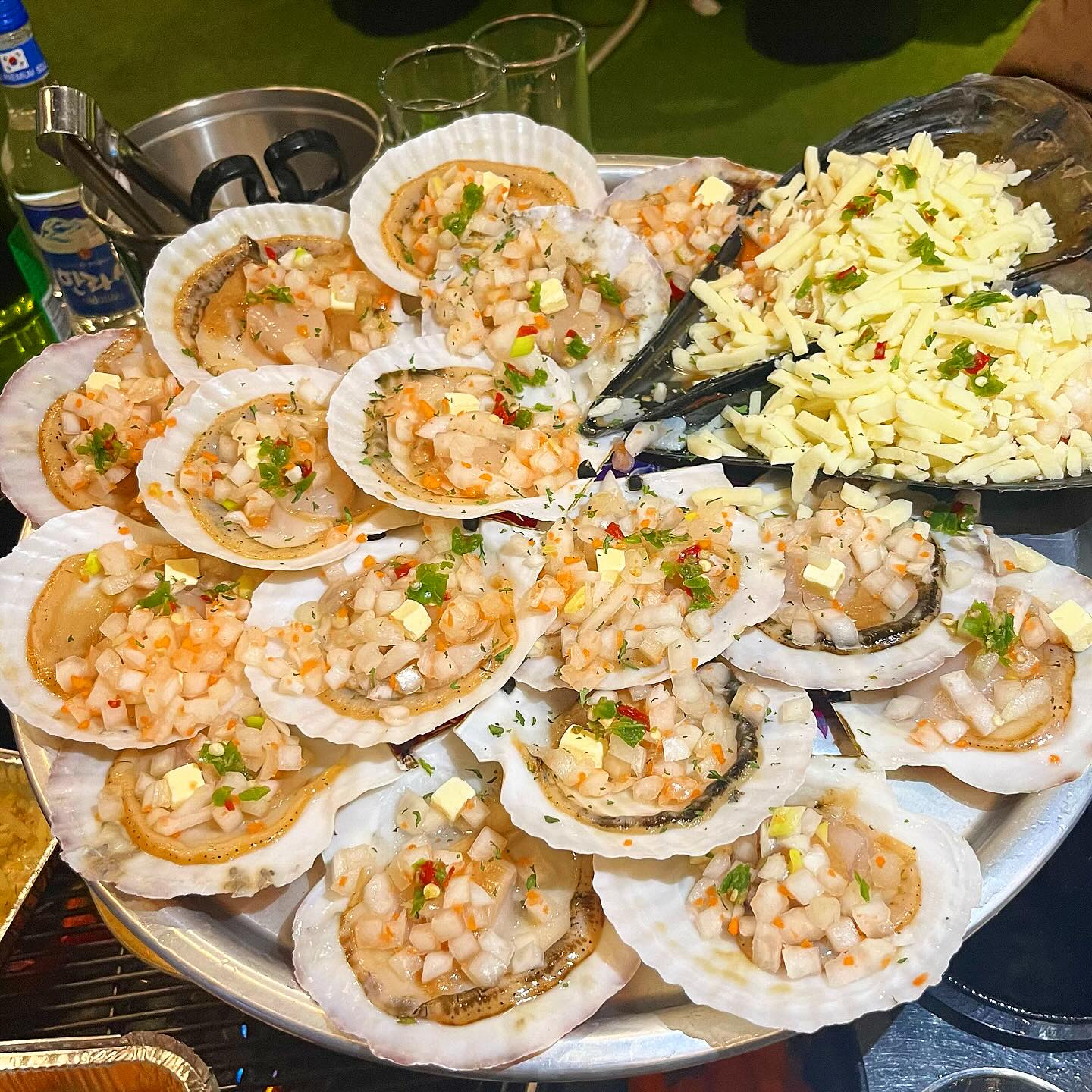 강변뷰의 술 한잔 하기 좋은 조개구이 맛집 ‘씨다씨‘🌊

엘레베이터에 내리자마자 눈 앞에 펼처니는 파도가 
진짜 바다에 온 듯한 기분을 물씬 느끼게 해주면서 
진짜 헤변가에 온 기분이 들어서 좋았음 🌊🩵

조개구이 양도 많고 나오는 밑반찬들도 다 맛있음..👍🏻

게다가 바로 앞에 강변뷰로 낭만 한가득 ..🥰
부산까지 굳이 갈 필요 없겠다는 생각이 들게한 곳!!

@@야 요기어때??!!

📍대구 동구 효동로6길 118 4층 ‘씨다씨 동촌유원지 본점’
🕰️ 월~금 16:00-24:00
  토 일  14:00-24:00
✔️ 단체이용 가능, 주차장 o

#대구맛집 #대구데이트 #대구조개구이 #씨다씨 #씨다씨동촌유원지점 #경북맛집