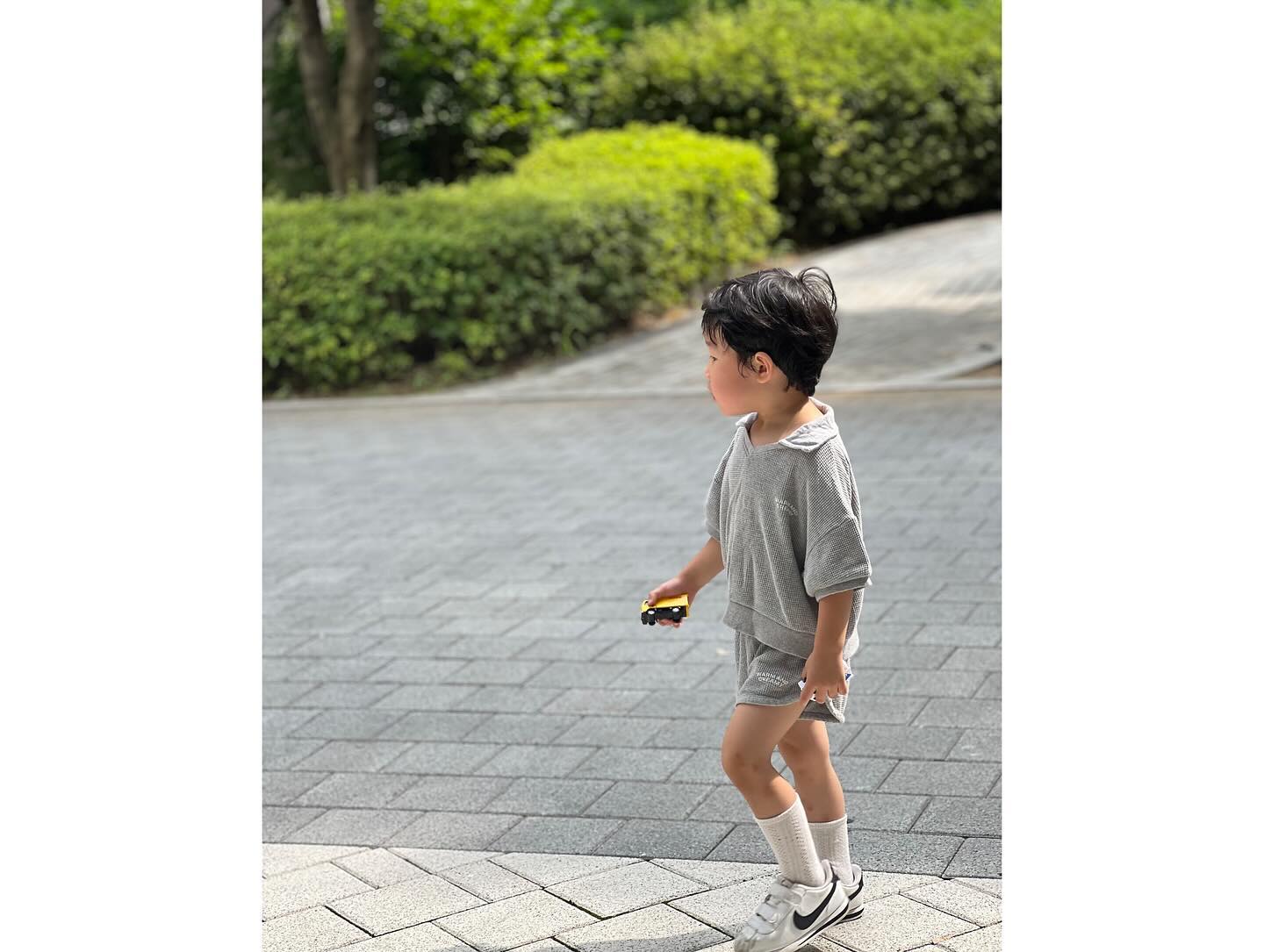 _
1. 뚜벅이족 엄마랑 다니며 땀 흠뻑 흘리는 4살 가든이가 집에 오자마자 ”엄마 오늘 고생했어“라고 말해주니 피로가 스르르~ 💛
2-5. 갑자기 옛날 돈까스가 넘 먹고 싶어서 검색하다가 찾은 문센 근처의 가게. 모든 메뉴를 주문하고 싶었는데 메뉴 조정중이라고 해서 2개만 주문했는데 양이 어마어마해서 너무 놀람 🫢
6. 다음주 종강인 #트니트니 촌캉스 컨셉이라 엄마 눈에는 넘 귀엽네 🦔 주말은 낮잠 패스라 가을부터는 어게인 발레 🦢
7. 멀미하는 가든이는 버스에서 #쿨쿨💤 
_
_
#주말 #정주부 #아기와함께하는일상