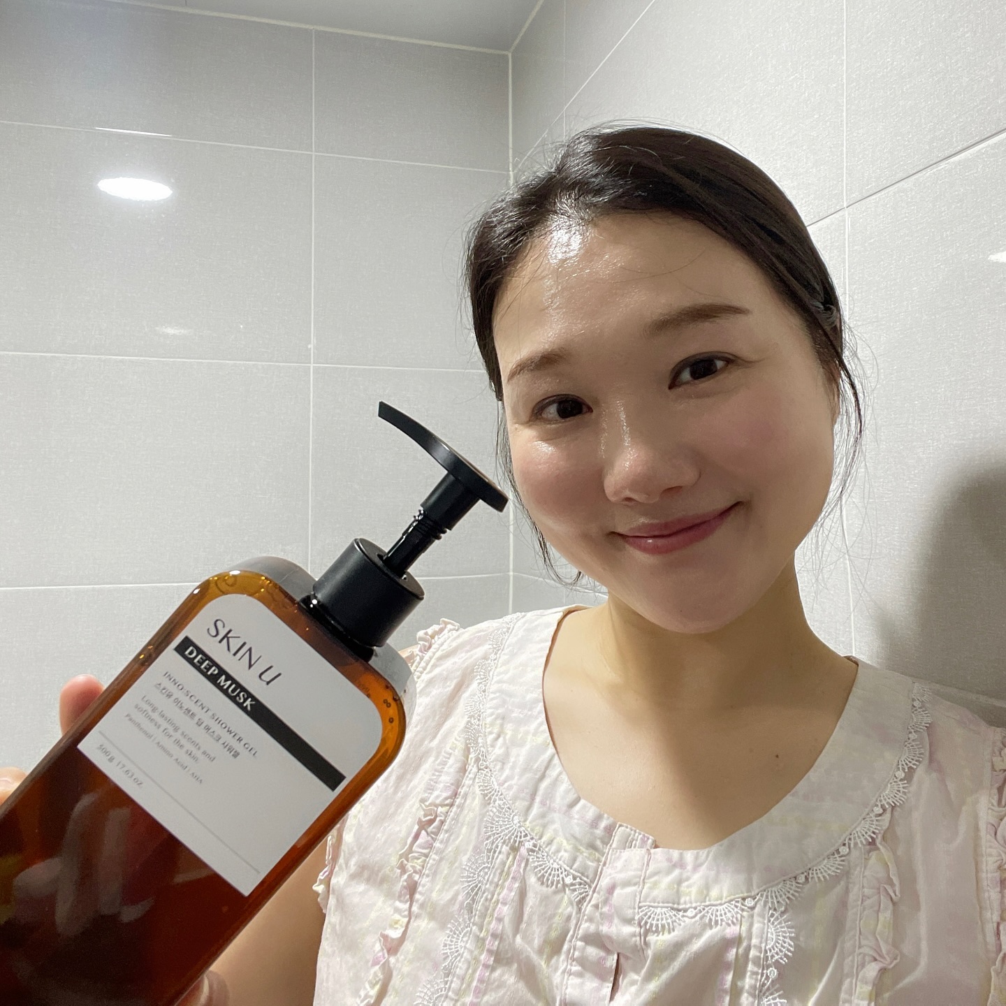 #협찬 skinu.official 

올리브영 샤워젤부분 1위 스킨유 이노센트 딥머스크 샤워젤🧖‍♀️

소량만으로 풍성한 거품이 한가득🧖‍♀️
거기다 머스크 향이 너무 좋고 마지막 잔향까지 딥머스크 향이 살결에 은은하게 나서 좋았던 스킨유 샤워젤🩵🩵🩵🩵
향수의 강한 향을 싫어하시는 분들은 더 좋을듯?😘

판테놀 성분까지 있어 피부진정으로 촉촉한 보습👍
무엇보다 거품이 쫀쫀한 고밀도로 풍성한 크림거품으로 롤링이 되어서 촉감이 너무 좋음🩵🩵

지금 📌올리브영 에서 구매하면 150g제품을 추가 증정을 해서 휴가때 쟁겨야 하는 템👏👏🩵 머스크향 넘 좋❤️❤️❤️

📌 https://www.oliveyoung.co.kr/store/goods/getGoodsDetail.do?goodsNo=A000000169834&amp;t 

 #스킨유 #스킨유샤워젤 #스킨유바디워시 #스킨유딥머스크 #올영샤워젤 #올영바디워시 #올영추천템 #샤워젤추천 #바디워시추천 #퍼퓸샤워젤 #민니샤워젤 #민니바디워시 #바디관리 #여름바디워시 #피부관리 #바디케어 #딥머스크