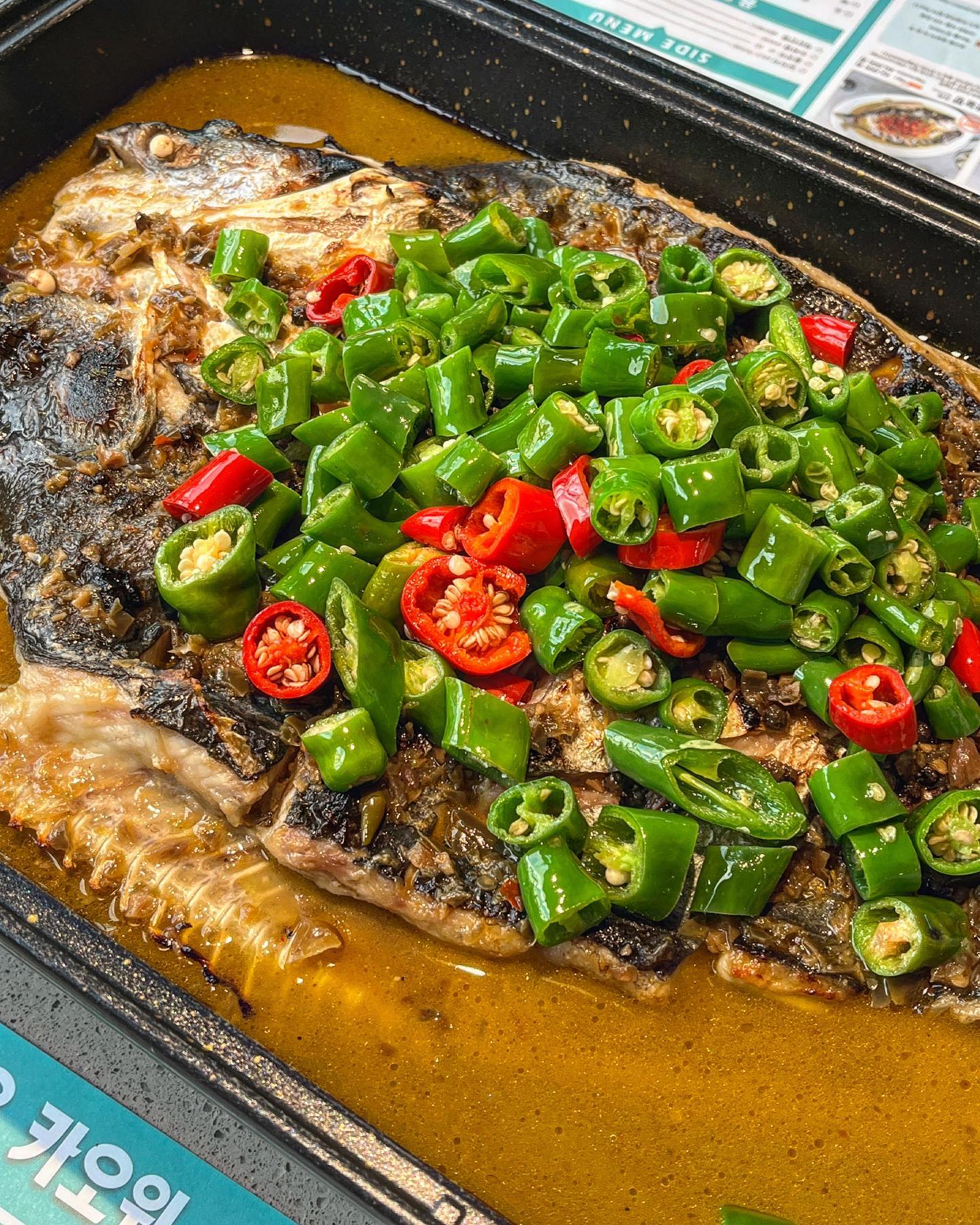 🐟반티엔야오 카오위 건대점
🍽️메뉴: 칭화지아오 카오위(43,000원) 무제한 셀프코너(2,000원)

🟡리뷰
마라고수라면 무조건 도전해야 하는 중독성 갑! 
카오위 맛집 반티엔야오 카오위 건대점을 다녀왔어용~🐟

카오위는 중국 사천식 생선찜이예요!
볼살이는 시그니처 메뉴중 하나인 칭화지아오 카오위를 주문했어요😍
청양고추의 매운 맛과 마라의 얼얼함이 중독성 쩔어요👍🏻

민물고기지만 흙내 1도 없고
국물이 잘 배어 들고 생선살이 부드러워서 
젓가락을 멈출 수가 없었어요💕

무제한 셀프코너를 구매하면 밥, 탄산음료, 과자 2종이 무제한이라 완전 개이득
나도 모르게 밥 3공기 먹은건 안 비밀😆

맵기조절이 가능하여 마라초보나 맵찔이도 도전 쌉가능입니당🥰

📍주소: 서울 광진구 동일로20길 106 2층
#반티엔야오카오위 #반티엔야오 #반티엔야오카오위건대 #건대맛집 #건대맛집추천 #건대술집 #건대입구맛집 #건대입구역맛집 #건대데이트 #건대데이트코스 #먹팔 #먹팔맞팔 #볼살이의먹스타그램