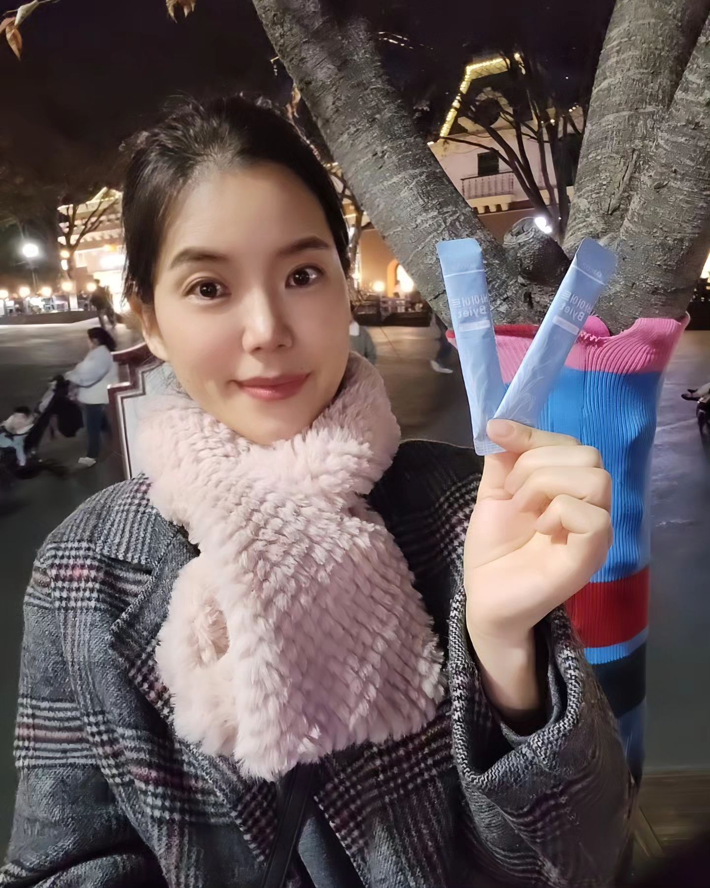 #주말나들이 #봄날씨 #아들래미

주말 잘 보내시고 있나요?^^
따뜻한 날씨에~ 놀이공원이 터져나가더라구요
주말엔 쉬고싶은데 아들은 밖으로 ㅎㅎ"
매주 놀이공원을 가고 있네요~

주말엔 어쩔수 없이 외식의 연속이라
바이어트는 꼭 챙기고 나가요~😊

겨울철엔 수분섭취도 줄어들고 변비도 더 생기기
마련인데 바이어트 덕분에 화장실도 행복이예요^^

굶지않는 다이어트! #바이어트 🩵
행복하게 먹방을 즐기게 도와주는 인기템!
재구매 무한반복 연말, 새해 건강&다이어트
미리 준비해보세요~~~🤗

➡️6중 기능성 바이어트!
특히, 탄수화물 사랑하시고 다이어트만 시작하면
변비가 온다 하시는분들 피부가 푸석해지고
너무 피곤해 하시는분들 강추합니다!

✔️체지방 감소
✔️혈당 상승 억제
✔️배변 활동 원활
✔️장 건강
✔️면역력증진
✔️피부 건강

-18kg감량ㆍ44사이즈 하준맘 관리템!

➡️바이어트 내일 자정부터 오픈 합니다!
➡️12월 바이어트 프로모션 대박입니다!
.
ㆍ
ㆍ
#하준맘➰️18kg감량ㆍXS사이즈
#다이어트 #바이어트공구예고