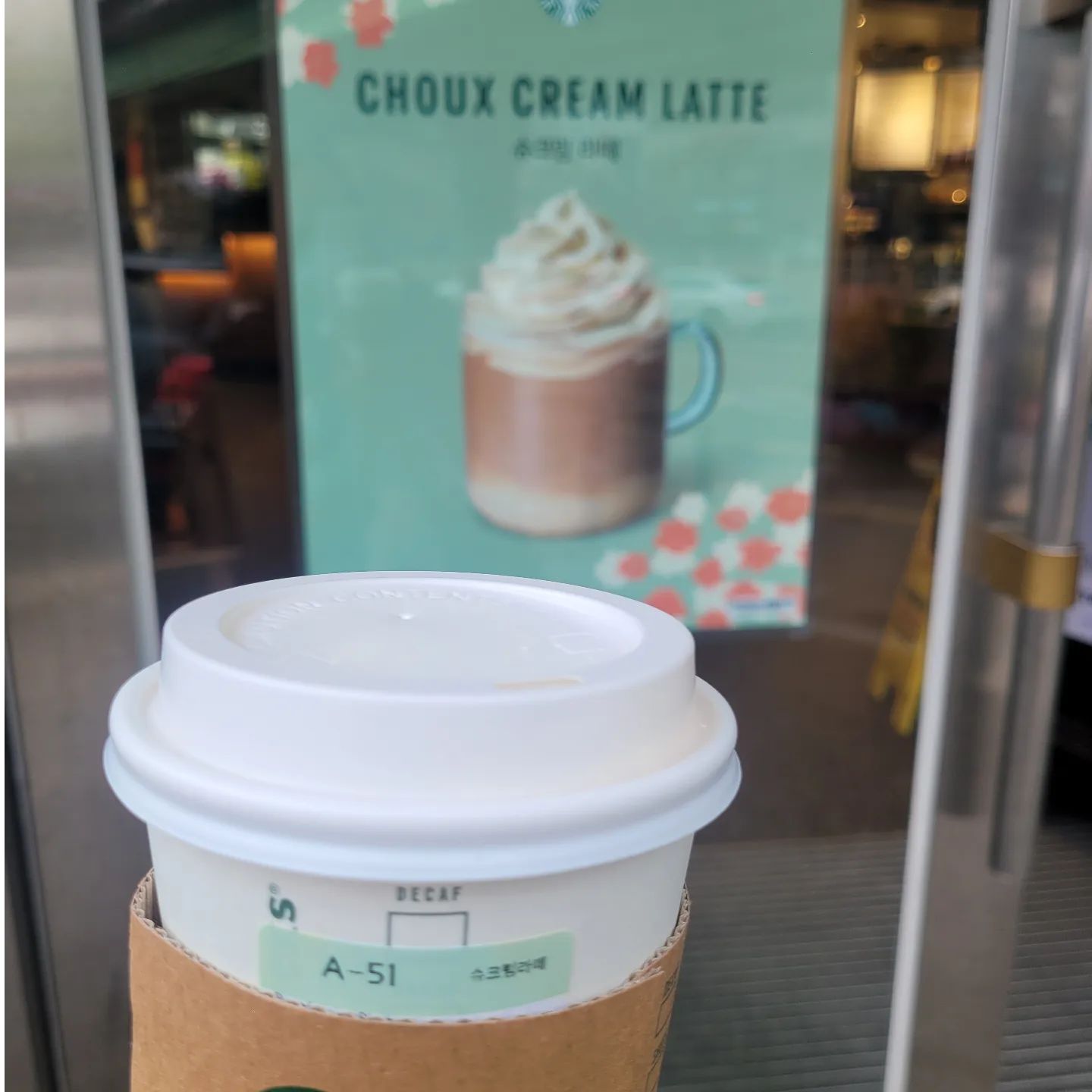 #스타벅스 #봄추천메뉴 #슈크림라떼 
.
봄이면 필수로 마셔야하는 
#스타벅스슈크림라떼 ☕🍦
.
매장에서 마시면 산처럼 슈크림 쌓인다던데.. 😂
난 포장이라 그냥 인증만.. 😊
.
신메뉴인 #포테이토어니언크림치즈베이글도 맛나네😍
.
.
.
.
#별다방 #스벅 #스벅봄메뉴 #신메뉴인증 #일상기록✍🏻