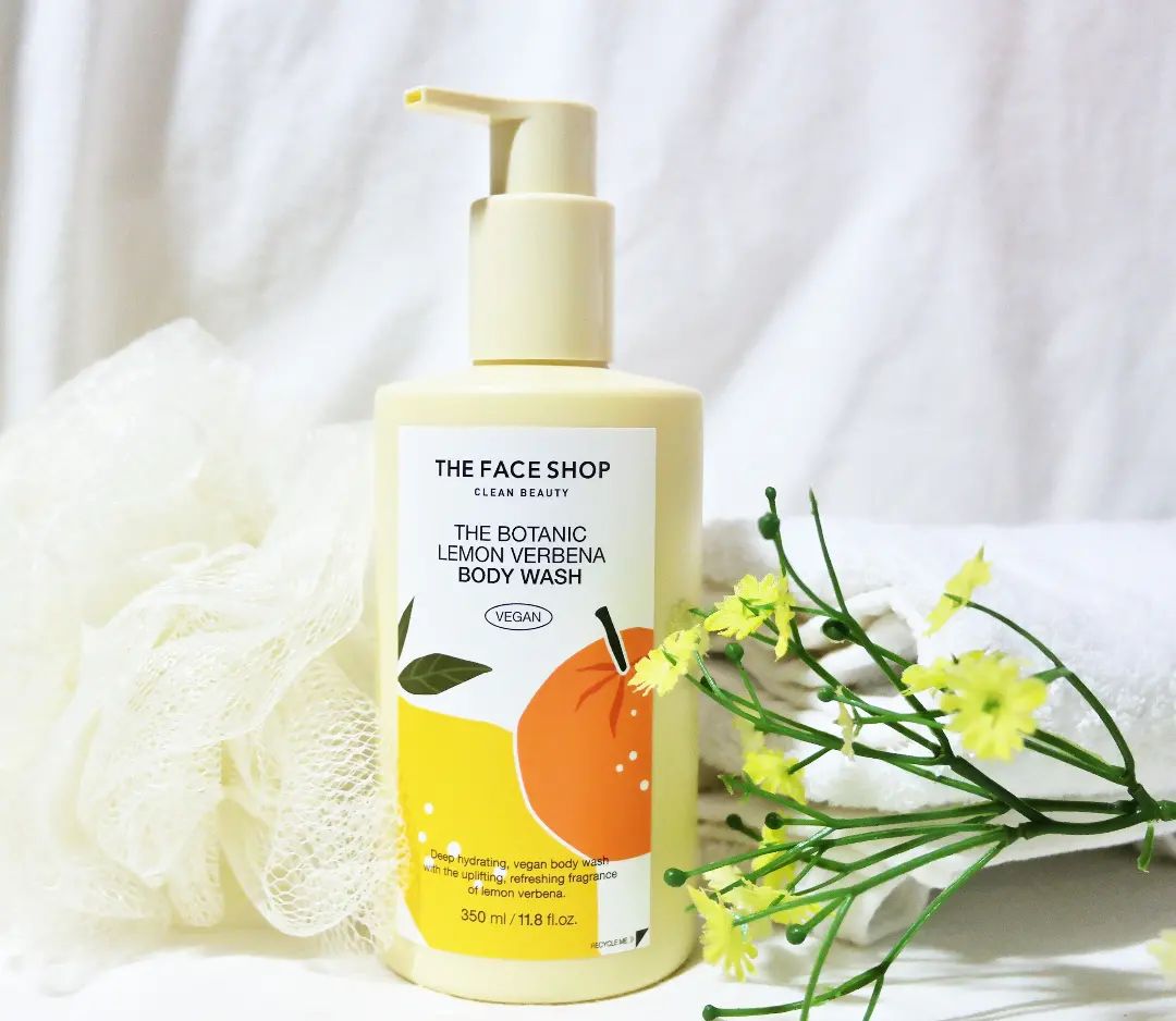 #제품무료제공 #협찬 

🍋더페이스샵 더 보태닉 레몬 버베나 바디워시🍋
350ml / 14,000원 

💧고보습 약산성 표뮬러 
💧피부 자극 테스트 완료 
💧풍성한 거품 
💧은은하게 오래 남는 잔향 

무엇보다 촉촉한 바디 컨디션이 오래 유지되었으면 하는 바람으로 사용해 본 🍋더페이스샵 더 보태닉 레몬 버베나 바디워시🍋는 마카다미아 오일과 세라마이드 2종이 포함되어 샤워 후에도 피부를 촉촉하게 만들어 주는 
고보습 약산성 비건 바디워시여서 사용감부터 만족스러웠어요. 

컨디셔닝 폴리머와 계면활성제 결합으로 풍성한 거품이 나고 덕분에 부드럽게 사용할 수 있어요. 

미네랄오일, 파라핀, 동물성원료, 페트롤라툼, 타르색소, 탤크 등 
6가지 유해 성분 무첨가 및 피부 자극 테스트 완료로 
민감한 피부도 안심하고 사용할 수 있답니다. 

사용감, 마무리감도 너무 좋았지만 가장 좋았던 것 중 하나가 바로 향기인데요. 

Top 
Lemon, Grapefruit

Middle
Verbena, Bergamot, Nutmeg 

Base 
Geranium, Woody 

따스한 햇살 아래 한낮의 정원에서 느껴지는 싱그러운 에너지가 온몸을 감싸주는  더 보태닉 레몬 버베나 향! 이 표현이 딱 맞더라구요. 

바디워시 사용 후에 같은 향으로 바디로션까지 함께 사용해서 마무리하면 
정말 하루 종일 향기가 지속된다니까요? 

물론 바디워시만 사용해도 본연의 향이 잔향으로 은은하게 남아요. 

순한 성분으로 사용 후 촉촉한 마무리감과 은은한 잔향이 퍼지는 
🍋더페이스샵 더 보태닉 레몬 버베나 바디워시🍋로 
기분 좋게 하루를 마무리해보면 어떨까요? 

#더페이스샵 #더보태닉 #더보태닉레몬버베나 #레몬버베나 #바디로션 #바디워시 #바디로션추천 #바디워시추천 #비건바디케어 #약산성바디워시 #고보습바디로션