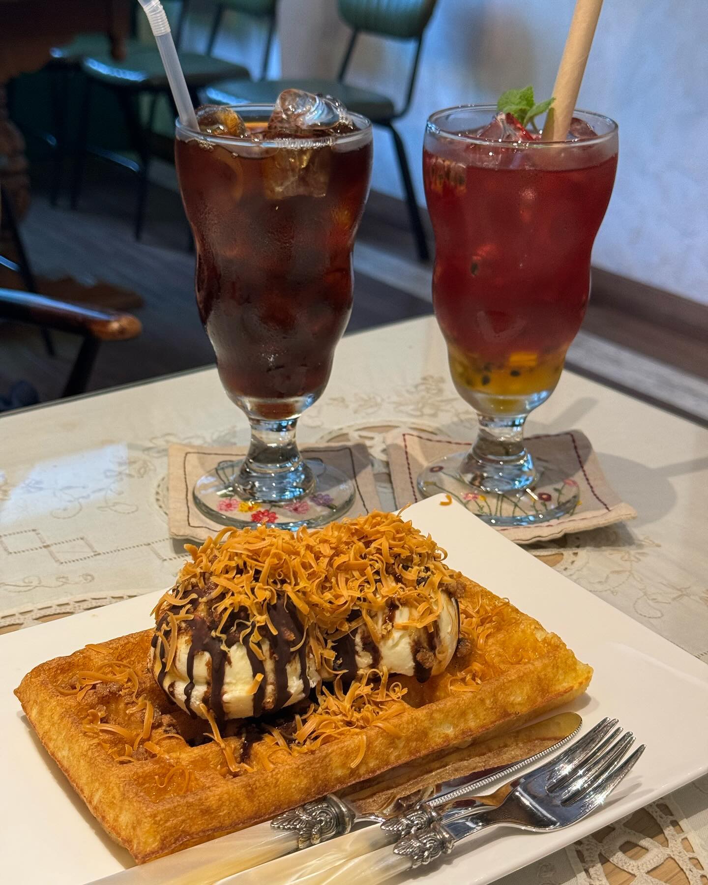 #협찬 #인천맛집 #슬로엔틱
아빠랑 데이트하러 #가정동브런치카페 슬로엔틱을 방문했어요❤️
외관이 너무 멋져서 비 오는 날 방문했더니 더욱 분위기가 좋았던 #루원시티카페 슬로엔틱은 다양한 음료와 와플을 판매하고 있어요.
저희는 #아이스크림와플 #디카페인커피 #패션후르츠베리티 를 주문했는데, 비주얼 너무 예쁘더라구용🥹
패션후르츠 과육이 씹혀서 너무 맛있었던 티와 코코넛이 뿌려져 식감이 너무 좋았던 아이스크림와플‼️ 아빠가 와플 드시고선 저보고 만들어달라고 할 정도로 너무 맛있었어요🤤
그릇이랑 컵이 넘 예쁘고 음료랑 같이 나온 티코스터도 넘 귀여워서 구경하는 재미도 쏠쏠했는데용 ㅎㅎ 대화하기도 편안한 분위기라 아빠랑 수다 왕창 즐기고 왔네용🗣️🗣️💙

#인천카페 #가정동맛집 #가정동카페 #가정동브런치 #루원시티맛집 #루원시티브런치 #슬로엔틱카페 #가정동와플 #루원시티와플 #인천루원시티맛집 #인천루원시티카페 #인천엔틱카페 #가정동엔틱카페 #청라카페 #청라맛집 #가정동슬로엔틱