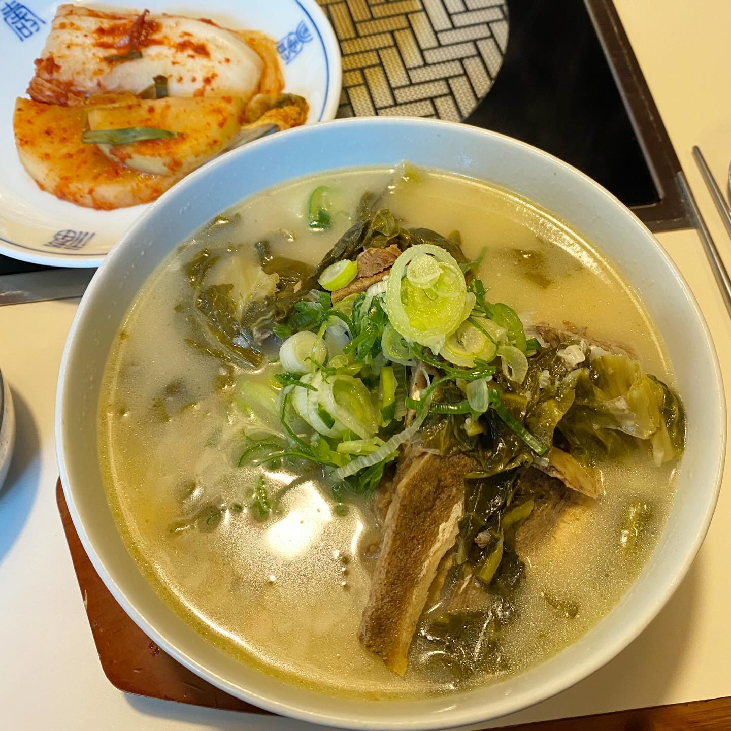 혜화에 볼일 있어 갔다가 뼈국 혼밥 🤤
아 참고로 혼밥할만한 곳은 아녀요 ㅋㅋㅋㅋ
토마토바질 뭐시기 하면서 엠지 - 를 겨냥하려는 시도가
아주 뚜렷했던 프랜차이즈 🙌🏻삼삼뼈국 대학로점
맑은 삼삼 뼈국(10,000원) 시켰는데
돼지등뼈 살도 꽤 많았고 사골국물이라 시원함 
맛집이다!!! 정도는 아니지만 인테리어가 깔끔하고
들어가는 길이 한옥 st 라 한식사랑 남자친구 데리고
데이트하기 딱일듯함 ㅎㅎ ʕ”̮ॽु⋆⁺₊⋆ ♡̷̷̷ 
 
 
📍삼삼뼈국 대학로점 
 
🦴맑은 삼삼 뼈국 10,000원