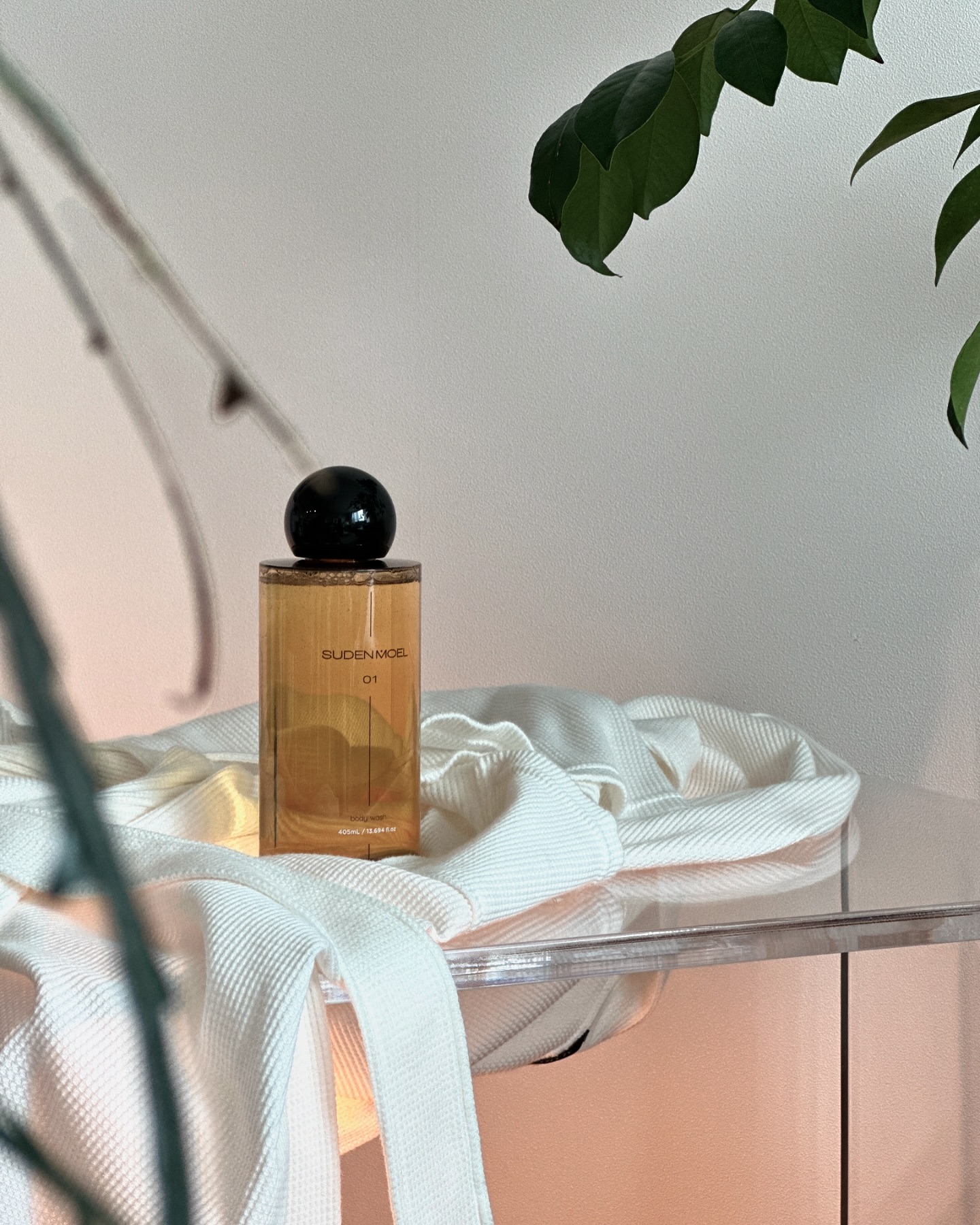 제공 • 살랑거리는 바람에 실리는 포근한 살냄새 🤎
가을 무드에 제격인 SUDENMOEL 01bodywash

향 덕후인 제가 뚜껑을 열자마자 반해버린 바디워시예요. 
#랍다넘 이라는 식물원료가 들어간 흔치 않은 향으로 
베르가못, 은방울꽃의 상큼함으로 시작해 진한 여운의 머스크로 마무리되는 매력적인 바디워시 🫧

독일 더마테스트 저자극 인증 완료라 민감한 피부에도 안심!
오브제가 따로 없는 패키지에 고급스러운 향,, 
올 가을 은은한 무드의 가을 선물로 어떠세요?🤎

 \
sudenmoel.official
#sudenmoel #01bodywash #수덴모엘 #바디워시 #욕실템 #욕실인테리어 #욕실그램 #향좋은바디워시 #욕실꾸미기 #향테리어