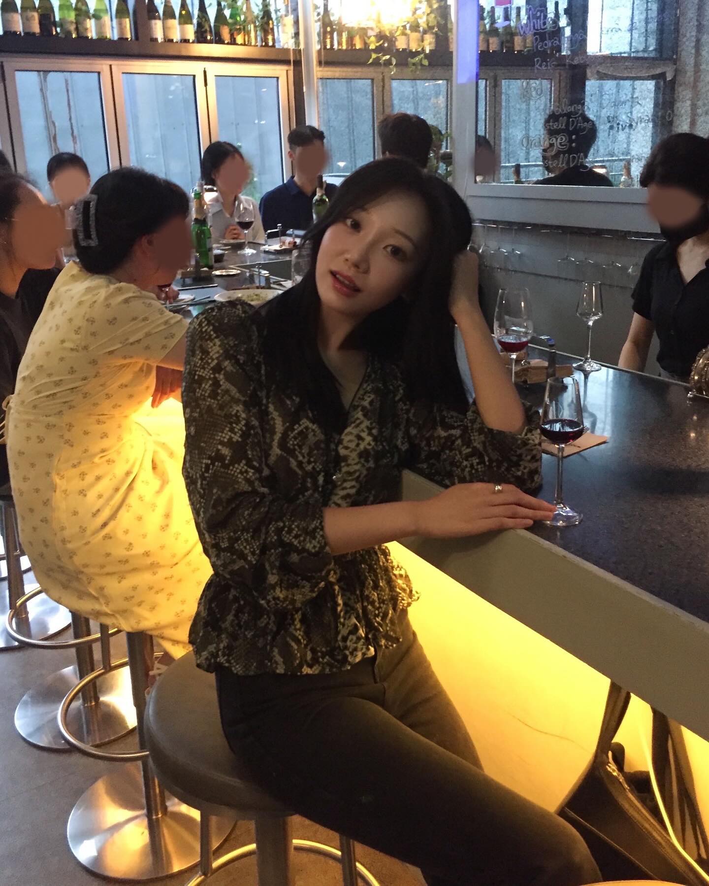 #협찬 처서 이후 첫 금요일이잖아요, 선선한 밤공기와 즐기기 좋은 와인바 하나 보고 가세요🍷 전문 소믈리에가 운영하는 용산 맛집 #피보 에 다녀왔어요🙂‍↕️ 주종을 가리진 않지만 제일 좋아하는 술이 와인인 저에겐 안성맞춤의 공간이었어요. 취향에 따른 와인 추천은 물론 시킨 음식과 대조해서 어떤 순서로 먹어야 최고의 맛을 느낄 수 있는지도 알려주시더라구요. 이런 경험은 처음이야! 와린이에게 눈높이 교육의 현장 같았던 ㅋㅋ 하루에 예약도 한정으로 받는 고급 와인바라 프라이빗하게 즐길 수 있었어요. 데이트 장소로 너무 추천 ෆ ෆ ෆ
⠀ 
#삼각지와인바 #삼각지맛집 #용산와인바 #용산맛집 #용리단길와인바 #용리단길맛집 #삼각지데이트 #용산데이트 #삼각지파티 #용산파티 #전쟁기념관데이트 #용산브라이덜샤워 #삼각지브라이덜샤워 #몽탄근처맛집 #와인바대관 #용산와인 #용산피보