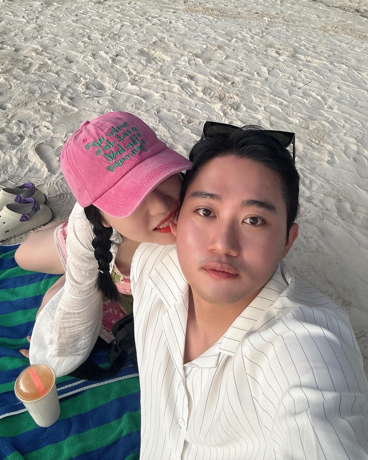 day3, boracay🏝️

망고 먹고, 물놀이 하고, 맥주 마시고,
비치에 앉아 있고, 손잡고 걷고, 
또 망고 먹고, 물놀이 하고, 맥주 마시고… 반복💜
특별한 걸 하지 않아도 너무 행복했던 시간

보라카이 사진 정리하면서 보니까
울 심니 웃는사진이 정말 많네~
앞으로도 심니 웃음과 행복은 내가 책임진다🔥