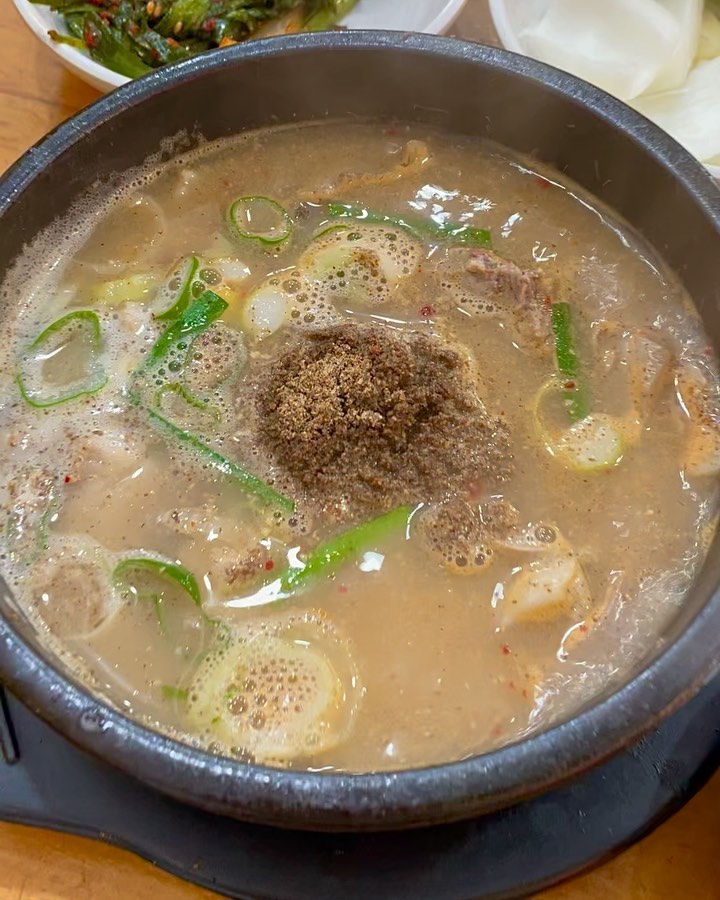 #푸즐_영등포 [호박집]
📍영등포구 영등포로 237-1
📍7:00-22:30 매달 3번째 일 휴무

소주 한 잔 절로 생각나는 국물 , 영등포시장 순대국 명가 #호박집 

찐득하고 깊은 국물에 큼직하고 부드러운 머릿고기가 듬뿍들었어요!
기본찬으로 편육과 함께 배추김치, 석박지, 부추무침이 나오는데
김치만으로 밥 한그릇 뚝딱 삽가넝‼️

제 입맛에는 국물 간이 은근 삼삼해서 함께 주시는 새우젓으로 취향따라 간 맞춰 드시면 좋을 것 같아요! 

이미 너무 유명한 #순대국맛집 이지만 개인적으로 너무너무 좋아하는 곳이라 소개해드리고 싶었어유🤤🫶

◽️순대국 보통 0.9 / 특 1.1
◽️찹쌀순대 정식 1.3
◽️머릿고기수육 중 1.5