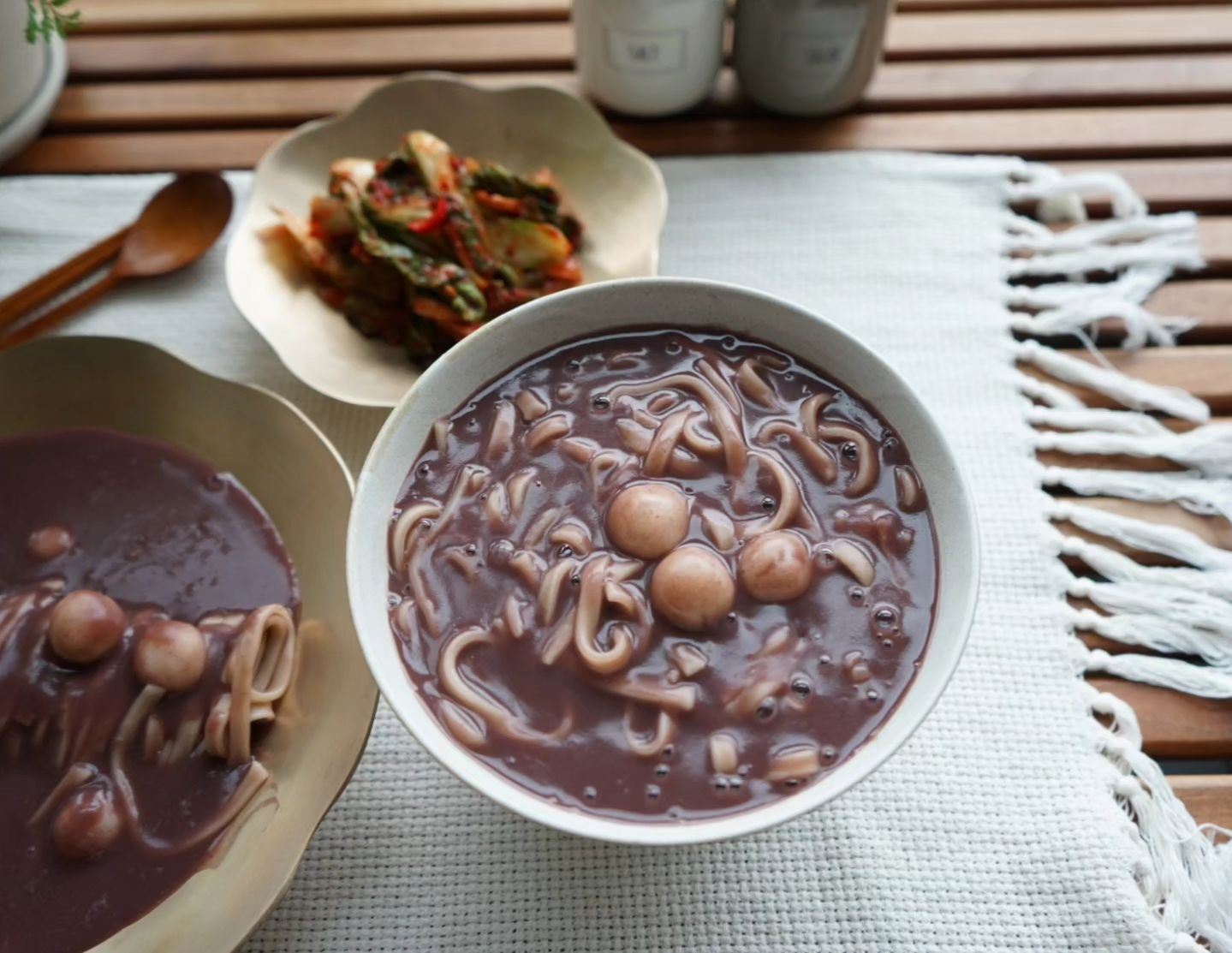 #협찬 #광고 전국맛집 배송서비스 인생식탁 localtable.co.kr
#팥칼국수 맛집:::진주 차밭골 팥칼국수::: 
집에서도 편하게 배송받아 먹을 수 있어요 

100% 국내산 팥만을 꼼꼼하게 엄선하고 선별하여 
직접 불리고 삶아 만드는 팥물을 이용한답니다

냄비에 팥물 끓이고 칼국수랑 새알심만 넣어 
마저 끓이면 맛있는 팥칼국수 완성!

국내산 찹쌀가루와 멥쌀가루로 직접 만든 새알심도
얼마나 쫀득하고 맛있는지 몰라요

여러분들은 소금파? 설탕파?
저는 소금만 넣어 먹다 이번에 처음으로
설탕 넣어 봤는데 요것도 맛있네요😍

#팥칼국수맛집 #인생식탁 #팥칼국수택배
#팥칼국수배송 #팥칼국수밀키트 #팥칼국수배달
#food #푸드스타그램 #미니앙쥬_푸드