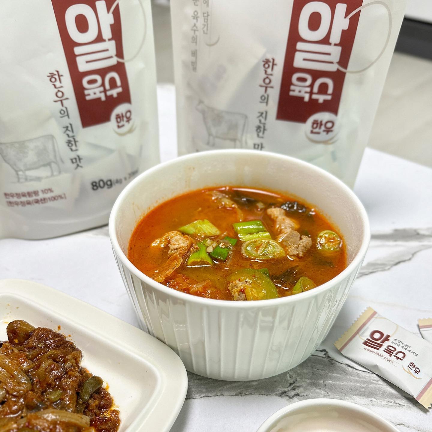 #제품협찬 🏷️요리여왕 알육수 한우맛

요리할때 항상 맛이 2% 부족했는데
요리여왕 알육수덕분에 부족한맛을 채울수 있었어요
알육수 활용법과 함께 설명해드릴게요👩🏻‍🍳

.

💛신선한 유기농 재료만을 엄선

💛육수내기 귀찮을때 간편하게 사용가능

💛끓는 물 3분이면 완성되는 초간단 요리

💛한우,해물,사골 3종류로 다양하게 활용가능

.

국물요리할때 육수내기 너무 귀찮잖아요
재료도 은근 많이 들어가고 시간도 걸리고..🥲
근데 이 알육수 하나면 육수재료 준비안해도
맛있는 국물요리가 완성이 돼요
제가 사용한 요리여왕 알육수는 한우맛이에요🥩
프리미엄 한우를 그대로 담아 감칠맛이 배가 되고
국내산 재료를 사용해서 안심하고 먹을수 있었어요💗

하나하나 개별포장 되어있어서 
놀러갈때 하나씩 챙겨가면 좋겠더라구요👍🏻
여행가서도 깊은 맛의 육수로 만든 국물요리 포기못해..✨

.

✅ 알육수 활용해서 맛있는 김치찌개 끓이는법

1.돼지고기와 다진마늘을 충분히 볶아줍니다.
2.김치 1/3 포기와 대파,양파,버섯,두부를 넣고
물1L와 알육수 2알 넣고 팔팔 끓여주세요
3.부족한 간은 참치액을 조금 첨가해주세요

끓는물에 3분이면 다 녹아서 세상간편하고
끓이면 끓일수록 깊은맛의 육수가 우러나와요
항상 김치찌개 끓일때 2% 부족한맛이 있었는데
알육수 활용하니까 맛있는 김치찌개 대성공❗️
짝꿍이두 맛있어서 국물까지 다 먹었네요🥰

-

✅네이버검색창에 "요리여왕"을 검색해주세요
https://smartstore.naver.com/wdsega/products/5881238655

👉🏻
yoriqueen.official

-
-

#디너의여왕 #코인육수 #요리여왕 #떡국끓이는법 #사골떡만두국 #한알육수 #동전육수 #알육수 #김치찌개