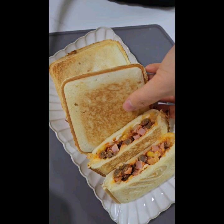오늘은 치과치료에 너무 나도 바빴던 월요일🥴 치과가 너무 무서워 이뤘더니 일이더커져버렸네요😖
밥도 하기싫고 간단한거 간단한거 찾다 #담또담 에서 주신 토스트가 생각나서 얼른 꺼내들었네요
개별포장에 하나씩 렌지에돌려 에어프라이기에 살짝돌렸더니 겉바속촉☺️
내용물도 너무 마음에 쏙! 들정도로 알차있고 5살된 아들 너무 잘먹어서 하나는 냉장고에 뒀다 하원하고 또주니 또 잘먹네요🤭
아침 회사가기전 학교가기전 너무 좋을거 같아요🩷

🎁Thanks to 담또담토스트

#담또담토스트 #위글