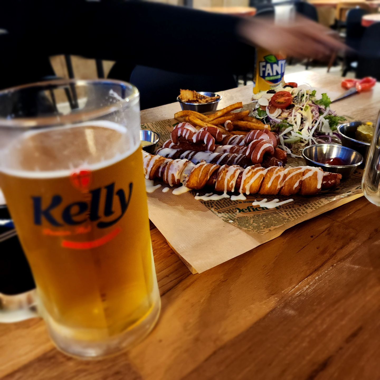 동탄에 새로 오픈한 호프 맛집 호프킹 

여기 위치는 너무 찾기 쉬워요~ 버거킹 바로 옆에 있어요! 
능동에 사는 분들에겐 완전 핫플 예상✨
야장에 앉아서 시원한 생맥주와 함께 먹는 치킨, 이게 진짜 여름의 맛 아니겠어요? 🍗🍺 
특히 이번에 오픈해서 그런지 모든 게 깔끔하고 세련됐어요!스포츠 중계도 대형 TV로 볼 수 있어서, 
이번 파리 올림픽 기간 동안 자주 가게 될 듯 해요! 🏅🎉
스포츠 좋아하는 분들, 여기서 단체로 응원하면 진짜 재밌을 것 같아요!하이볼도 진짜 강추! 
그리고 안주가 너무 다양해서 뭘 먹을지 고민하게 만들더라고요. 친구들이랑 함께 다양한 안주 시켜서 나눠먹기 딱 좋아요!👀 
여름밤 시원하게 보내고 싶다면 호프킹으로 고고! 

#동탄호프집#동탄가볼만한곳#동탄생맥주#능동생맥주#동탄치킨#동탄치킨맛집 #동탄회식#동탄데이트#동탄신도시술집#동탄스포츠펍
#동탄맛집 #호프킹 #야장맛집 #스포츠펍 #파리올림픽 #생맥주 #하이볼 #치킨 #동탄핫플 #버거킹옆 #협찬 #리뷰노트
