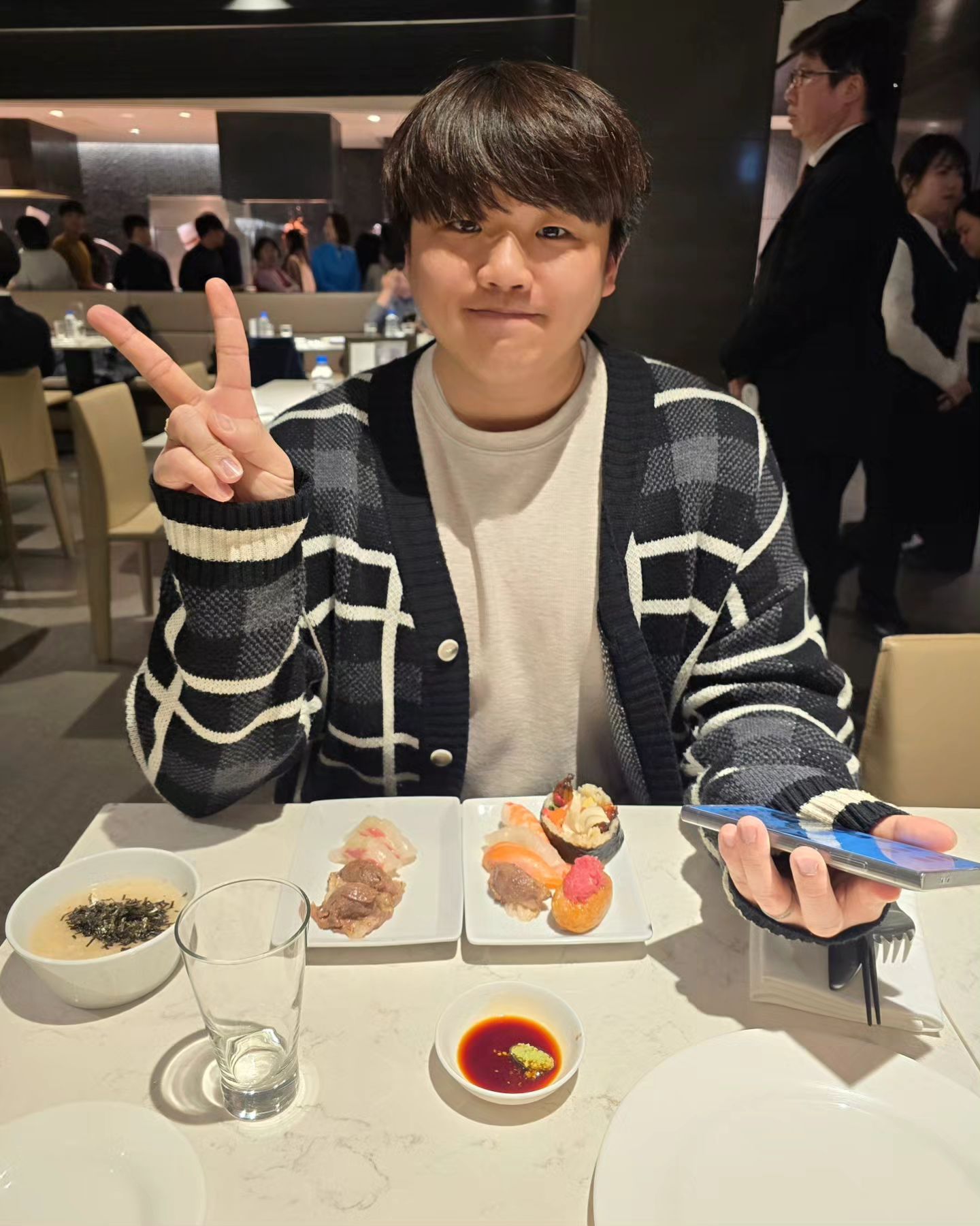 02.20
결혼하고 처음 맞이하는 신랑 생일🎂

도련님 덕분에 #63파빌리온 식사를 시작으로
집에서 오붓하게 #생일상 과 #케이크
지인 커플 초대로 셰프의 중식 요리들과
#아이스크림케이크 #스타벅스케이크

기타 등등

정말 잘먹고 즐거운 생일주간 이었다😊
이제 생일 끝!!

#생일 #HBD

#데이트 #카페 #맛집 #일상 #서울 #소통 #좋아요 #좋반 #좋아요반사 #맞팔 #likeforlikes #like #팔로우 #인스타그램 #instagram #좋아요그램 #가볼만한곳 #나들이 #드라이브 #쇼핑 #주말 #63빌딩