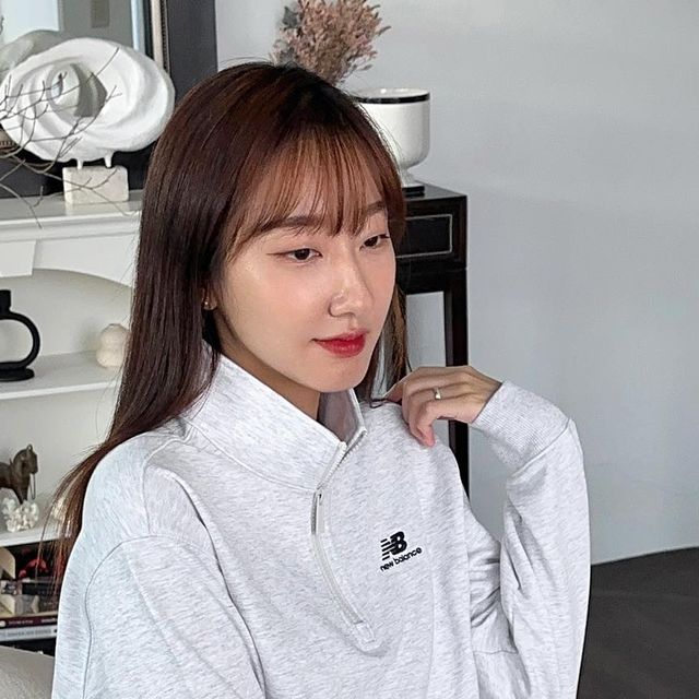주으니 | 패션 on Instagram: "#광고 #뉴발란스 간절기에 입기좋은 뉴발란스 에센셜 라인 - 아메리칸 캐주얼 무드를 현대적인 감각으로 재해석한 고품질 베이직 의류 라인이에요 🤍 언제 어디서