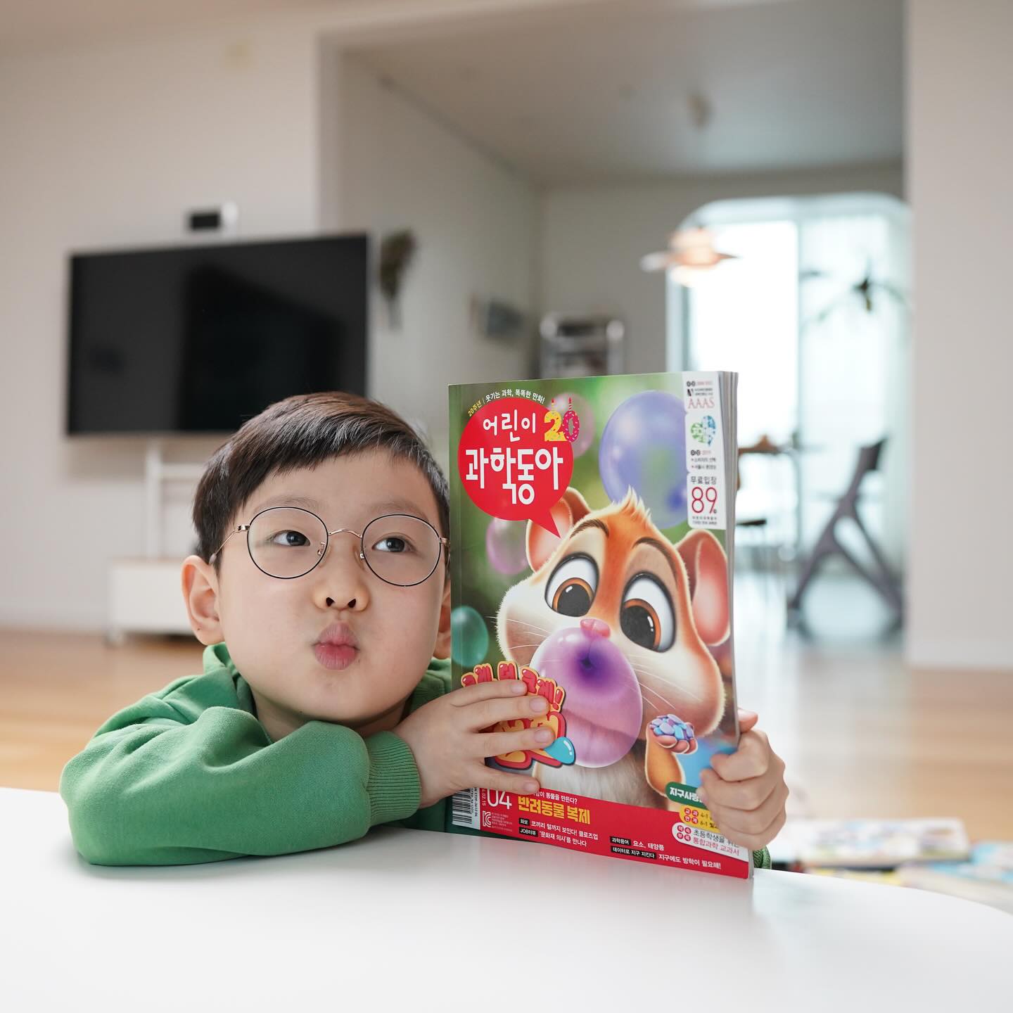 도서제공 #어린이과학동아  방학동안 든든한 친구가 되어준 어과동 잡지~ 풍선껌에 숨어있는 과학 원리도 알게되고 펫로스 증후군에 도움이 될만한 동물복제에 관한 흥미로운 기사들이 많았어요. 
공부라는 느낌없이 재미있게 읽고 교과 단원에 관련된 다양한 배경지식까지 알게되니 뿌듯뿌듯 ~ 
2월29일까지 팝콘플래닛에서 지원가능한 지구사랑탐사대 12시 대원 모집도 놓치지 마세요~ 집 근처 다양한 생물종에 대해 관찰하고 탐색할 수 있는 좋은 기회랍니다 ♥ 

#어과동 #초등과학잡지 #어린이과학잡지 #초등새학기준비 #초등2학년과학 
eogwadong