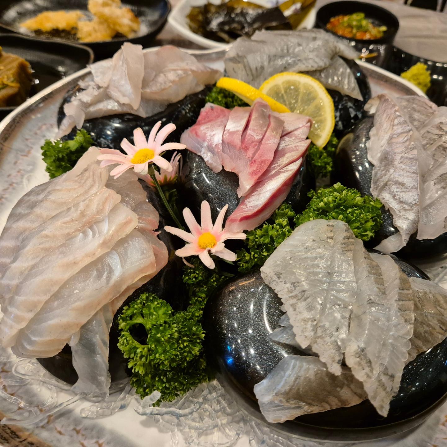 #가끔은

계획에없는
목적지도없는
그런날
갈곳을 잃어 헤메다
발견한곳이 맛집일땐 횡재한기분
여기가 그런곳
신기하게도 입장할땐 50-60대 가족단위 손님이엇는데
나이트 물갈이대듯
갑자기 20-30대가 만석 
웨이팅까지하는 이게 머선일🤔
찾아갈때만해도 구석진 후미진곳에 위치해잇어
누가 이까지오나싶엇는데
여기가 로컬찐맛집이엇엉
원하는메뉴 100그램단위로 주문할수잇는 특이한곳
주방이모 솜씨가 좋아 밑반찬도 맛잇고
어제밤 꿈자리가 좋앗던 횡재수는
로또가아니라
갑자기찾아간 여기 맛집이엇어
그럼그렇지
내인생 요행은엄따

#맨날술이야 
#부산맛집 #일광맛집 #해운대맛집 
#꿀꿀한요즘 #인생한번살지 #두번사냐