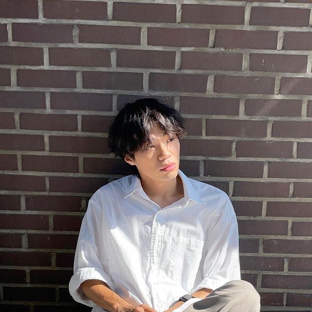 황세동 on Instagram: "#광고 @saltandchocolate.official 비 오는 날의 본인만의 촬영 팁이 있다면? 📸 ✔️ @saltandchocolate.official 에서 “소가죽 독일군 스니커즈”를 제공받았습니다. 솔트앤초콜릿 제
