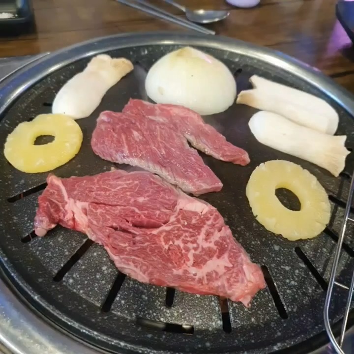 [고기ONE]
퀄리티 굿! 가격 굿! 고덕신도시 가성비 고기맛집

📌 주소 :
경기 평택시 고덕여염11길 143 1층 고기원

🕓 영업시간 :
06:00~22:00 / 매주토.일요일 휴무

☎️ 연락처 : 0507-1339-8662

🅿️ 주차장 : 없음

[주문메뉴]
꽃등심 150g 16,000원
삼겹살 200g 12,000원
후식 된장찌개 5,000원
후식 물냉면 5,000원
공기밥 1,000원

고기 사랑하는 우리는 오늘도 맛있는 고기 찾아 고덕으로 왔어요^^
고덕신도시의 가성비 고기맛집으로 유명해서인지
금요일 저녁 북적북적 손님들로 만석이었어요. 

소고기, 돼지고기 다 좋아하는지라 둘다 포기할 수 없다며
꽃등심과 삼겹살 모두 주문했답니다. 
거기에 함께 곁들일 된장찌개, 물냉면, 공기밥까지~ㅎㅎㅎ
근데 소고기 값이 너무 착해욧!!! 
근데 여기 차돌박이가 듬뿍 든 *돌된장*이 엄청 유명하더라고요. 
미처 몰랐어요ㅠㅠ 담엔 꼭 돌된장 주문해야지!!!

같이 구워먹을 수 있는 파인애플과 버섯와 함께 꽃등심, 삼겹살이 나왔어요!
가니쉬까지 나와 비쥬얼 죽이고요!!!
가격 대비 고기양도 무지 많았어요! 
다른 고기집 1.5배의 양이~!!! 가성비 고기맛집

꽃등심 구워먹는데 입안에서 샤르르~
넘나 부드럽고 맛나요! 
(소고기 반판 주문할 껄~ 뒤늦게 후회를..ㅎㅎㅎ)

그래도 푸짐한 삼겹살 덕분에 또 위안을~
삼겹살도 쫄깃쫄깃 넘나 맛있었어요~

상추쌈, 양파절임, 명이나물 등등으로 곁들여 먹으니 더 존맛이예요!
아주 사이드메뉴까지 넉넉하게 주문한지라 배불러서 기절할 뻔!!!
폭탄 계란찜 양은 정말 후덜덜 했어요.
넘나 푸짐하게 잘 먹고 왔어요!

***네이버 리뷰 이벤트 참여시 고기를 서비스로 주니까 참고하세요!

#고기원 #평택맛집 #고덕신도시맛집 #고덕신도시고기집
#고덕동맛집 #고덕동고기집 #고덕신도시회식 #고덕신도시가볼만한곳
#고덕신도시맛집추천 #평택맛집추천 #평택고기집
#먹팔 #맛팔 #먹스타그램 #경기도맛집