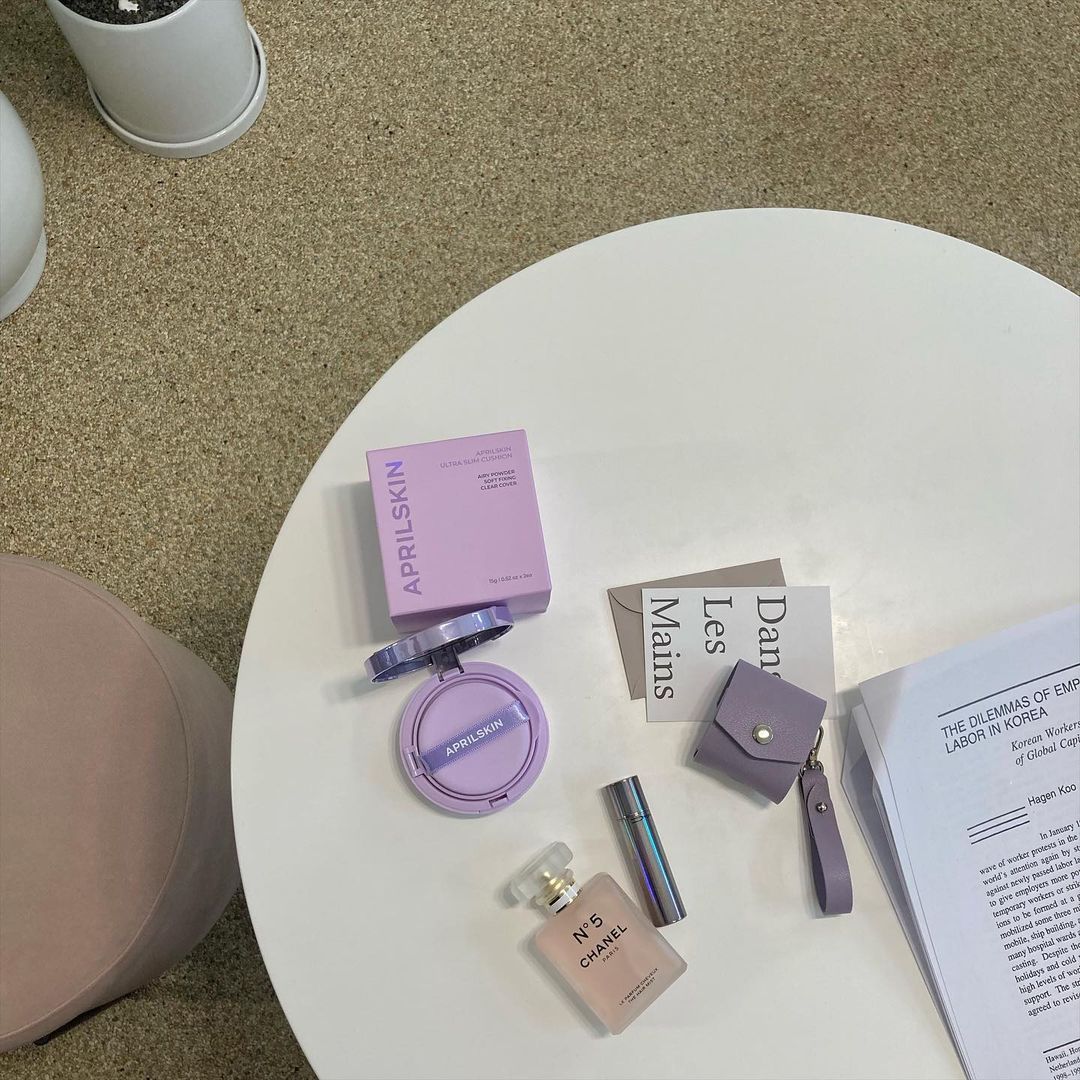 ᴄʜᴀᴇᴇᴜɴ on Instagram: “in my bag with @danslesmains 🤍 - #단레망 컬러풀 레더 에어팟 케이스 생활방수 가능한 제품 20% 할인중 💜 - - - #에어팟케이스 #에어팟케이스추천 #에어팟프로케이스 #