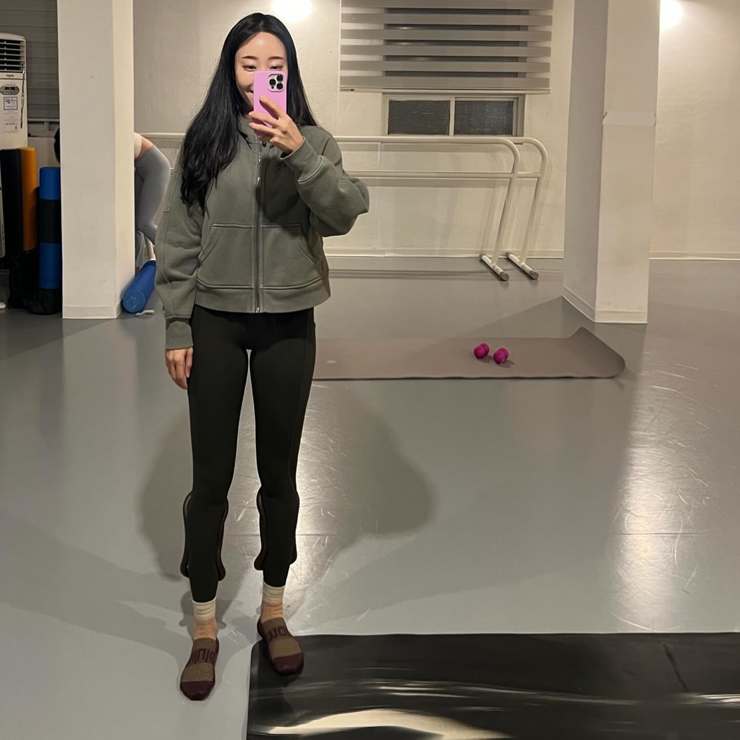 쌤님은 진짜 평소에도 이렇게 요가링을 끼고 다녀요? 
진짜 많이 듣는 질문인데요 ㅎㅎ 대답은 “예스!”😎

시도때도없이 가지고 다녀요! 
라운딩때도 들고가서 18홀을 돌고도 붓지 않았다는 후문이😁

가는길에 오는길에만 착용해도 충분하더라구요! 
핸드백은 두고 다녀도 🤎요가링은 꼭 들고 다녀요😊

집에서는 그냥 저의 스킨같은 존재에요! 
요즘처럼 무기력할때 펌핑이라도 꾸준히 해줘야지 싶어서요! 

⁉️어떤 요가링이 좋은가요? 
종아리가 조금 굵거나 초보단계에선 “자주” 에서 파는 링이 괜찮구요 저는 “리커버링” 전문가용을 사용해요🤎
자세한 정보는 🌟gold.hyojin 프로필 링크에 있어요! 

💢오늘은 뒷꿈치 치기💢 
수시때때로 발 가만히 두지 않기! 
건식 반신욕 할때도 양말 신기! 

🌟무릎위 노화와 허벅지 우글이들을 싹다 날려버리겠다는
의지로 5분간 미친듯이 문질러준 미세전류기기 웰스파io 

🎁웰스파io 12월 본판매 시작 + 사은품 + 할인!!! 
림프순환운동 강사인 저를 통해 겟! 하시면 
전문적인 관리를 할수있는 가이드 꿀팁 시리즈 모두 풀어드려욧! 

⚠️미세전류기기의 하루 5분 관리가 얼마나 많은것을 변하게 해주는지 꼭 꼼꼼히 검색 해 보세요🤎

#요가링 #리커버링 #미세전류기기 #웰스파io #wellspaio #림프순환운동강사 #출강수업 #붓기빼는법 #붓기차 대신 #순환운동 
#산후마사지 #강남원데이클래스 #서울원데이클래스
