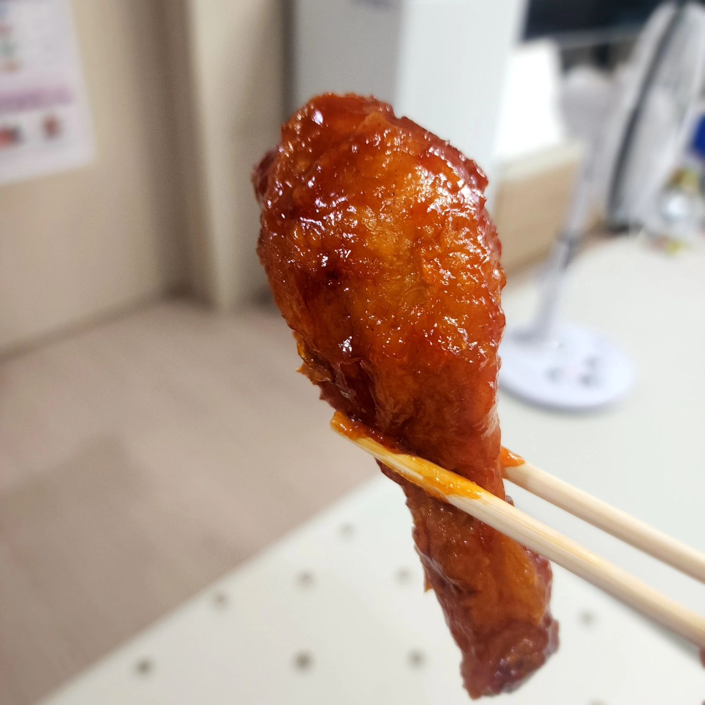 동탄에서 저렴하게 맛있는 치킨을 원한다면? 
동탄역 시범에 위치한 유시에치킨을 추천합니다!

13가지 종류의 다양한 치킨을 원하는대로 조합해서 먹을 수 있는 개인 치킨 맛집이에요. 저는 양념반과 후라이드반반을 시켰는데, 둘 다 정말 맛있었어요!

양념반은 매콤달콤한 양념이 고루 버무려져 있어서 한 입 베어 물면 입 안 가득 맛이 퍼지는 느낌이었어요. 후라이드반은 바삭한 옷과 촉촉한 속살이 조화를 이루어 너무 굿이었어요.

특히 양념이 너무 맛있었어요! 다른 치킨집에서는 느껴보지 못했던 독특한 맛이었는데, 정말 중독성 있더라고요.

가격도 1만원대 초반부터 시작해서 부담 없이 즐길 수 있어서 좋았어요.

사이드로 시킨 치즈볼도 치즈가 쭉 늘어나는게 너무맛있어요~

동탄에서 치킨을 먹으려면 꼭 유시에치킨에 가보세요! 후회하지 않으실 거예요.

🏡 경기 화성시 동탄대로시범길 261 1층 109호​
⏰️ 월 - 토 11:00 ~ 01:30​, 일 11:00 ~ 24:00
📞 0507-1368-1607

#동탄 #동탄치킨 #유시에치킨 #동탄치킨맛집 #동탄양념치킨 #동탄후라이드 #협찬 #리뷰노트