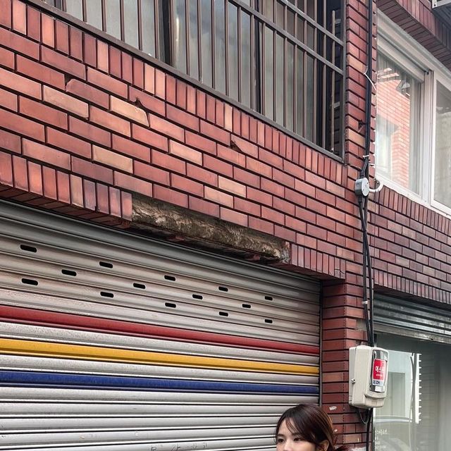  5 가 0 👅 on Instagram: "#광고 루즈핏과오버핏실루엣을바탕으로제작된후드스트링스웨이드자켓 

 POLY 100% 소재로, 보통 스웨이드 질감보다 소프트한 터치감으로 느낄 수 있는 편안한 질감 

깔끔한 디자인에 포인트가 되는 디테일이 많아 다양하게 스타일링 가능 🤍👻 심지어 투웨이 !!

#스탠다드에러  #STANDARDERROR #남여공용자켓 #자켓#데일리룩#자켓추천#간절기아우터#JACKET#パンツ  #outer #스탠다드에러x텍토리"