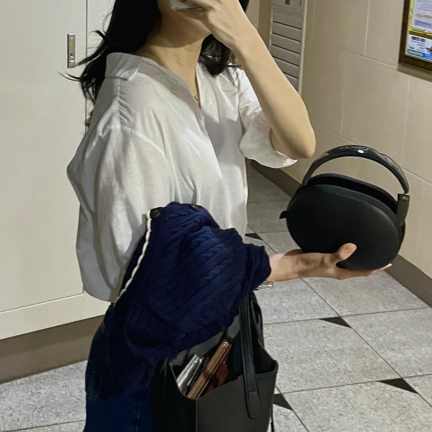 헤헤 토요일 출근룩 헤헤 토요일 출근 절거워^^ ..동생한테 빌렸던 헤드폰 뿌셔서 헤드폰 가방에 안들어가져서 손에 들고 귀가중 헤헤

#직장인#직장인코디#데일리룩#오오티디#ootd#출근룩#직장룩#거셀#하객룩#오피스룩#일상룩#놈코어룩#일상코디#출근룩코디#코디추천#모델#첫줄반사#좋아요반사#좋튀#좋반#일상 #like#daily#selfie#옷스타그램#여자패션#korean#fff#코덕#운동하는여자