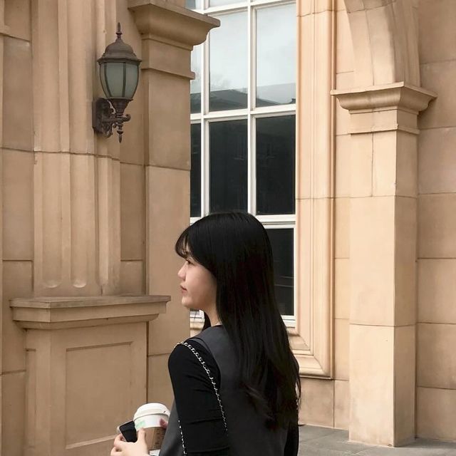  유진 on Instagram: "정말 세련되고 예쁜 어다울 베스트 원피스 셋업 🩶🤞🏻

어다울의 시그니처 자수 디테일이 돋보이며 다양한 스타일링이 가능한 아이템이랍니다 !
핏은 맥시한 기장감의 세미 스트레이트 핏으로 부담없이 입을 수 있어요 :)
컬러도 정말 세련된 차콜컬러에요,, 무채색 러버인 저에게 딱인,, (⸝⸝⍢⸝⸝) ෆ

#광고 #ADAUL #어다울 #원피스 #롱원피스 #베스트원피스 #원피스세트 #베스트 #하객룩 #출근룩 @adaul_official"
