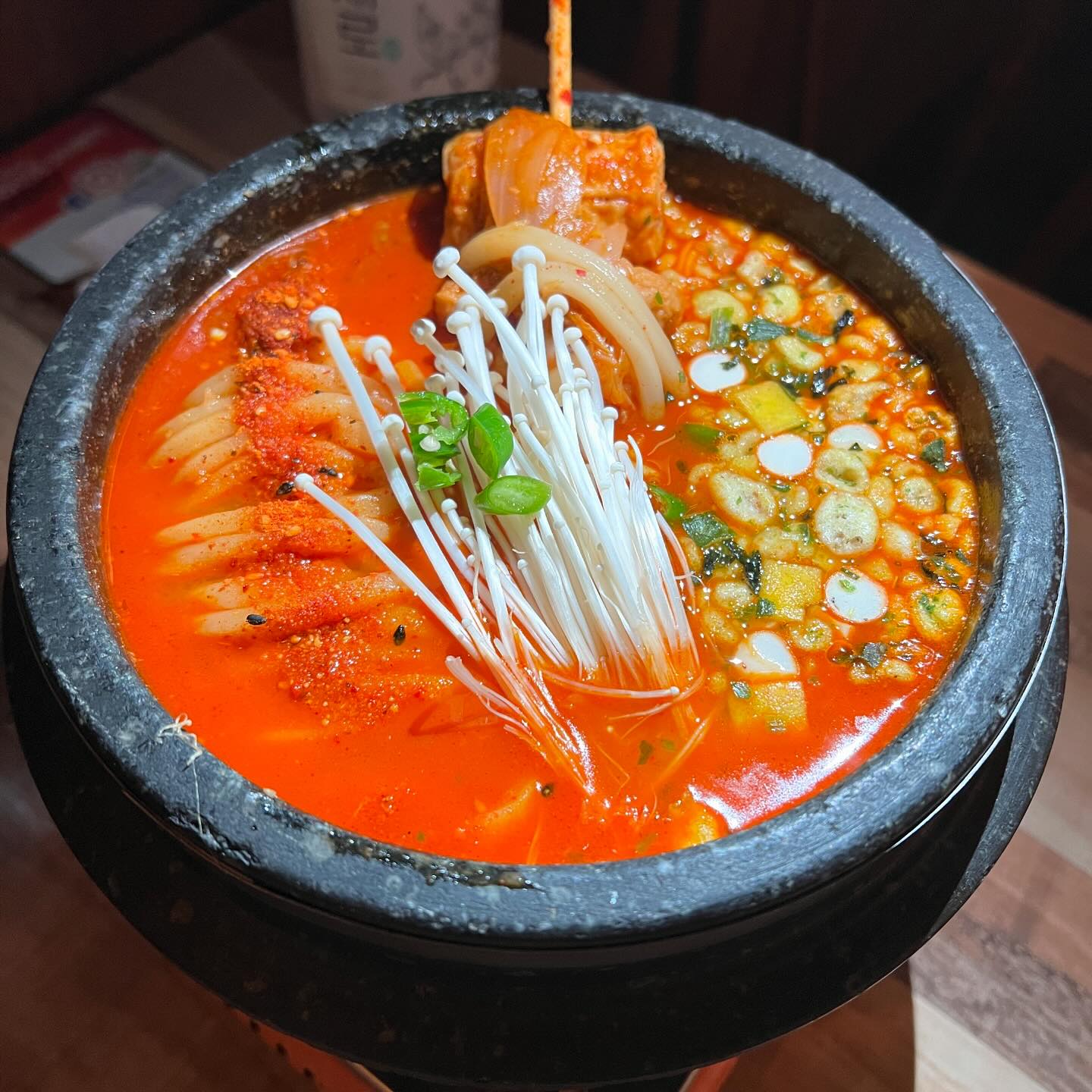 #한라맥주_수원인계점

수원 인계동에서 2차로 우연히 방문했던
한라맥주 수원인계점!
깔끔한 인테리어에 들어가게 되었는데,
분위기도 좋고 갓성비 메뉴가 많아서 만족스러웠던 곳❣️
1차로 방문해도 배부르게 먹을 수 있지만
개인적으로는 2차 메뉴로 아주 딱이었어요❗️

어묵꼬치가 들어간 얼큰한 국물의 김치우동은
국물만 마셔도 해장되는 맛🔥
ㅌ다리 김치우동보다 조금 더 칼칼하니 맛있었어요!

감자러버라면 보자마자 주문하게 되는
휴게소 알감자는 여니쓰 최애 메뉴💘
맛있게 구워진 알감자에 설탕이 솔솔 뿌려져
진짜 너무너무 맛있어요👍👍
한입에 쏙 들어가는 알감자라서 맥주 안주로 딱!

맛이 없을 수 없는 바삭바삭한 튀김쥐포까지
모든 메뉴가 다 취향저격이었답니다💫
2차에서는 가볍게 먹으려고 했는데..
안주가 너무 맛있어서 폭풍흡입해버린..🤣
인계동 맛도리 갓성비 술집으로 추천드려요!

📍한라맥주 수원인계점
경기 수원시 팔달구 권광로187번길 29, 1층
영업시간 : 매일 17시 - 05시
전화번호 : 031-222-1639

🏷️ 주문 메뉴
김치우동 (9.5)
휴게소알감자 (6.5)
튀김쥐포 (4.0)
얼그레이하이볼 (5.5)
살얼음생맥주 (3.7)

#한라맥주 #인계동술집 #인계동맥주 #수원인계동술집 #인계동감성포차 #인계동맛집 #인계동안주맛집 #수원핫플 #먹스타 #먹스타맞팔