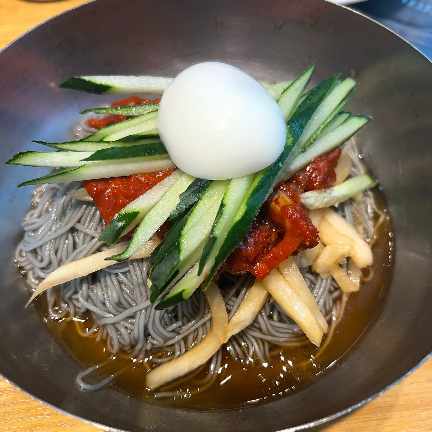 🧸오장동흥남집-청주점🧸 #협찬 #리뷰노트 

서울 중구 오장동의 가장 오래된 냉면집인 오장동흥남집의 청주점에 다녀왔습니다♥️ 청남대, 대청호/대청댐 가는 길에 위치해 있어서 가족과 함께, 연인과 함께 즐기기 좋은 청주 외곽의 대형식당인데요, 주차장도 아주 넉넉해서 편하더라구요! 

매일 아침 농수산물 도매시장에 들러 재료 선별부터 시작해 모든 메뉴부터 반찬까지 직접 담그고 조리하신다고 합니다☺️

비빔냉면은 매일 99% 고구마전분으로 반죽하는 자가제면과, 오장동 본사의 맛간장과 냉면 다대기로 맛을 내는 함흥냉면 입니다! 간재미회가 올라가는 회비빔냉면과 고기고명이 올라가는 고기비빔냉면 주문해보았는데 감칠맛 나는 비빔냉면이 식욕을 확 돋궈줘서 폭풍 흡입했습니다🤣🤣 

가마솥에 한우사골을 우려 끓이는 경상도식 한우국밥은 직접만든 다대기로 깊은 맛을 내는 청주점만의 자체 메뉴로 느끼하지 않고 깔끔하게 매콤한 국물이👍

240시간 숙성한 특제 간장과 1++ 한우로 만든 한우불고기도 판매중이라 다음번엔 불고기 먹으러 방문해보려구요☺️ 

▪️충북 청주시 상당구 남일면 단재로 721 

▪️매일 11:00-21:00

▫️회비빔냉면 11,000원
▫️고기비빔냉면 11,000원
▫️한우국밥 9,500원
▫️회무침 15,000원

#청주맛집 #오장동흥남집청주점 #청주불고기맛집 #청주냉면맛집 #청주한우국밥맛집 #청남대맛집 #대청댐맛집 #대청호맛집 #상당구맛집 #가족외식 #청주외곽맛집 #청주대형식당
