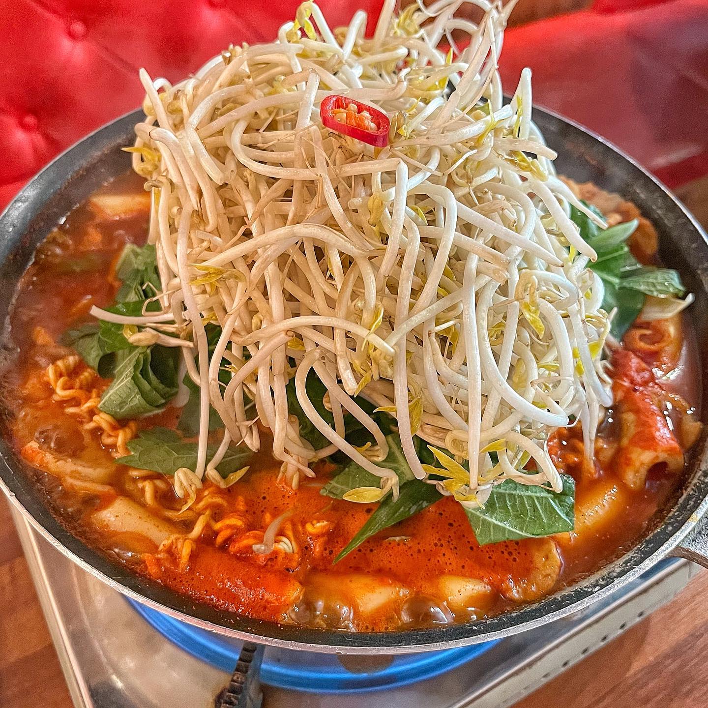 #홍시서울 #또보겠지떡볶이 
 
➜ 서울 마포구 양화로6길 45 2층
➜ 화-일 11:00 ~ 21:00 / 라스트 오더 20:00
 ↳ 매주 월요일 (정기휴무) 
🚘 주차 X 
🚊 합정역 6번 출구에서 보도 286m

➜ 메뉴 : 즉석 떡볶기(2인), 숙주 추가, 버터갈릭 감자튀김, 날치치(날치 치즈 볶음밥)

🍽️ 오늘은 서울에 놀러 오면 꼭 먹고 가는 홍시가 찜한 떡볶이집입니다!

🍽️ 또 보겠지 떡볶이집은 2010년 10월 27일, 서교동 마포도서관 앞에 불편하리만큼 아담한 가게였어요!

🍽️ 믿고 먹는 떡볶이집 인기가 많아서 평일 점심에 가도 웨이팅은 꼭 있더라고요 저도 평일 1시쯤 갔는데 웨이팅이 있었습니다🤤

🍽️ 소스가 달달 매콤하고 깻잎 때문에 마무리가 깔끔합니다. 혹시 내가 깻잎을 못 먹는다 하시는 분들은 미리 깻잎을 빼달라고 말해주세요 향이 무척 강하게 납니다
 
🍽️ 버터 갈릭 감튀는 필수로 주문해야 하는 거 다들 아시죠? 배가 불러도 무조건 주문해야 합니다!

🍽️ 마무리로 K 디저트 볶음밥!! 날치알 치즈 볶음밥은 진짜 치즈를 넣는 파, 안 넣는 파로 나뉠 정도로 인기가 많은 볶음밥이기 때문에 절대 필수로 주문하셔야 합니다!

🍽️ 솔직히 제가 방문한 떡볶이집 직원분들은 그렇게 친절하다고 말할 수는 없어요.. 하지만 떡볶이는 잘 못이 없잖아요☺️ 저는 맛있게 먹고 왔습니다

🍽️ 즉석 떡볶이 + 버터 갈릭 감튀 + 날치알 치즈 볶음밥 = ❤ 꼭 추천합니다!!

🍽️ 합정동(호호 시스터즈점) 또 보겠지 떡볶이는 8/1일부터 호호 피크닉점과 통합해서 운영합니다 이점 참고하시고 방문해 주세요