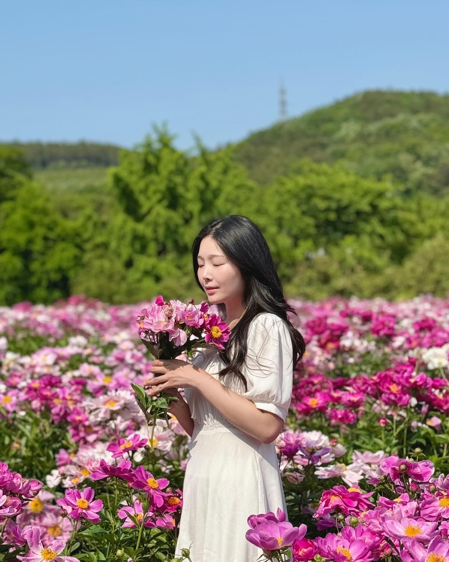 분홍 빛 가득 핀 작약 밭에서

늘 진심을 담아주는
📸 yes.seona_travel