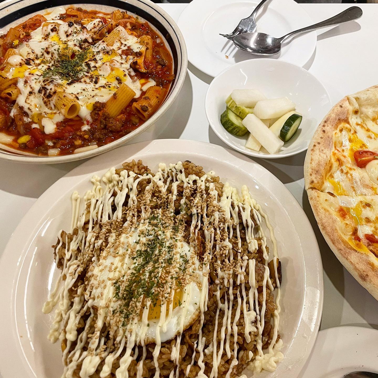건대입구의 양식 맛집 💕

#메이빌 

건대입구에는 맛집이 정말 많은데요 오늘은 친구의 추천으로
 (서울 토박이) 방문한 양식집 입니다 🥰

매장도 넓고 깔끔하며 전반적으로 깨끗한 인테이어로 
음식이 더 깔끔해 보였어요 👍🏻
양도 푸짐해서 둘이서 피자도 다 못먹고 남기고 온게 아쉽습니다

피자는 마르게리따로 토마토랑 치즈가 듬뿍 들어있는 피자였구 
목살필라프랑 아마트리치아나 파스타까지!
어릴땐 친구랑 둘이 메뉴 3개는 뿌셨었는데 이제는 2개만 먹자니 아쉽고 3개 시키기엔 남더라구용ㅎㅎ 

양식 킬러로 말씀드리자면 이곳은 맛있습니다 달달하고 적당한 자극적인 맛으로 여심저격 🫶🏻☺️🫶🏻

.
.

✔️위치 : 서울 광진구 아차산로29길 7 B1F

.
.
.
.
.
.

#건대맛집 #건대파스타 #건대파스타맛집 #잠실맛집 #잠실파스타 #건대데이트 #건대데이트코스 #파스타맛집 #서울데이트코스 #건대피자 #건대역맛집 #먹킷리스트