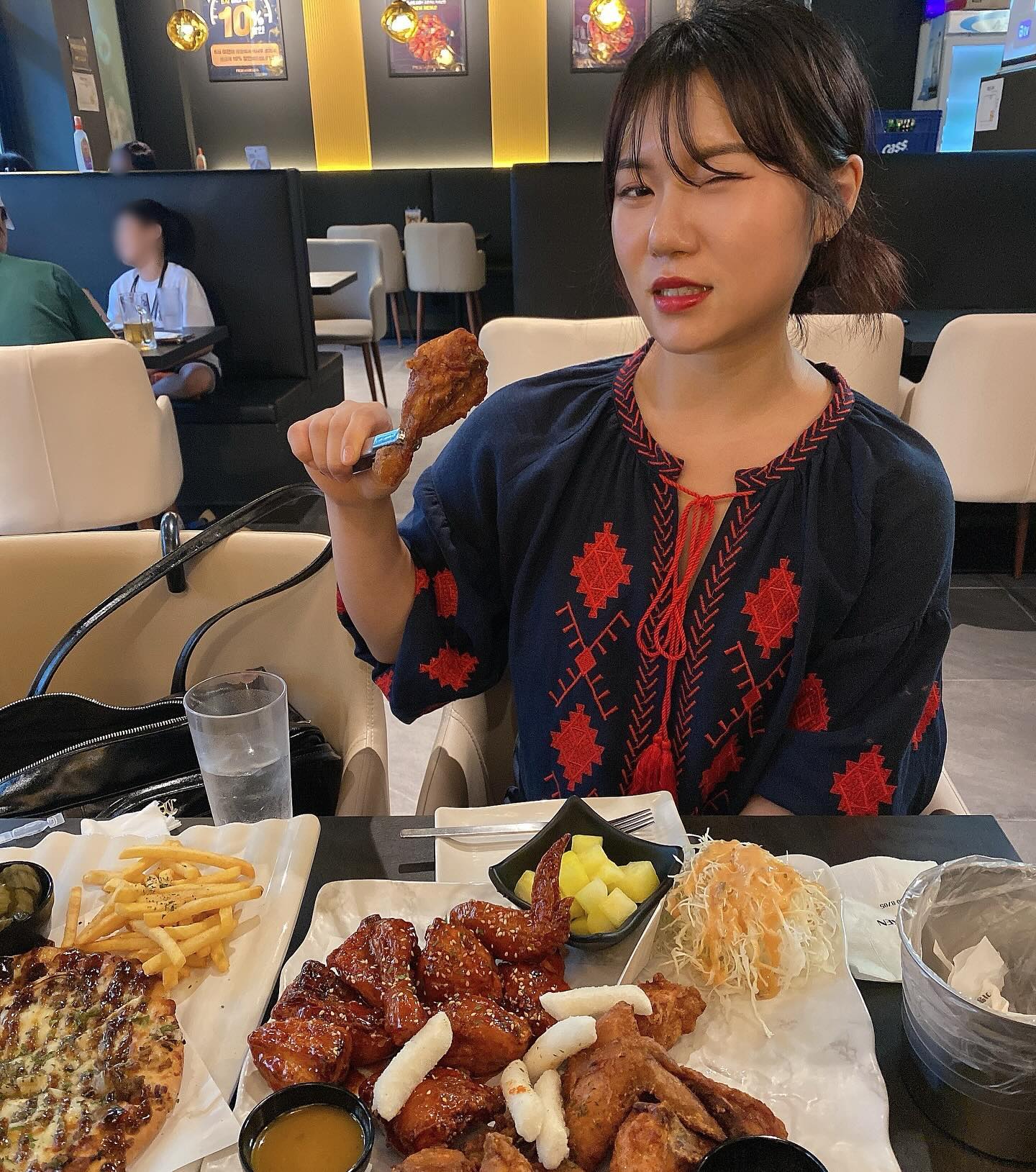 #협찬

동탄 센트럴파크 맛집 ‘픽스치킨’ ❤️
대형 스크린으로 야구,축구 볼 수 있는 치킨집입니다 ◡̎ 
치킨은 스포츠채널 보면서 먹으면 더 맛있는 거 아시죠 😆
저는 반반치킨과 불고기피자를 주문했어요 !
비주얼이 너무 좋아서 먹기 전부터 기대됐어요 🥹
후라이드는 잡내 하나 없이 바삭하고 겉바속촉 그자체,, 같이 나온 카레소스와 넘 잘 어울리더라구요 !
양념은 많이 달지 않아서 맛있게 먹었어요 (๑❛ڡ❛๑)
그리고 정말 기대 이상이었던 불고기 피자 🍕
불고기버거st 피자였는데 꼭 같이 시키세요 ~ 🫡
다양한 이벤트도 하고 있으니 놓치지 마세요 😉

📍경기 화성시 동탄반송3길 18-13 1층
⏰15:00 -24:00
  L.O 23:00
🧾반반치킨(후라이드,양념) 18,900
  어니언 불고기피자 15,900

#픽스치킨#픽스치킨동탄센트럴파크점#동탄치킨#동탄치킨맛집#동탄술집#동탄야식#동탄센트럴파크맛집#동탄센트럴파크술집#동탄센트럴파크치킨#동탄센트럴파크#동탄센트럴파크데이트#동탄센트럴파크야식#동탄맛집추천#경기동탄맛집#화성치킨맛집#화성치킨#화성시맛집#동탄맛집#1동탄#1동탄맛집
⠀⠀⠀⠀⠀⠀⠀⠀⠀⠀⠀⠀⠀⠀⠀