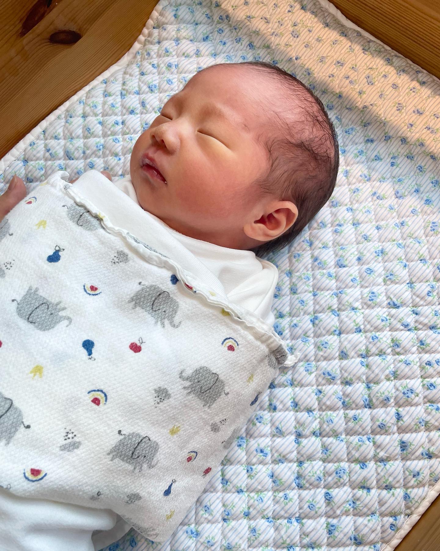 열무 인생 8일차 ✨
드디어 열무랑 첫 모자동실 👨‍👩‍👦
울까봐 걱정했는데 먹고 자고 먹고 자고만 해서 오빠랑 내가 오히려 심심했다는 사실..; 열무는 순한맛인가?👶🏻

#인생8일차 #모자동실 #피오레산후조리원
