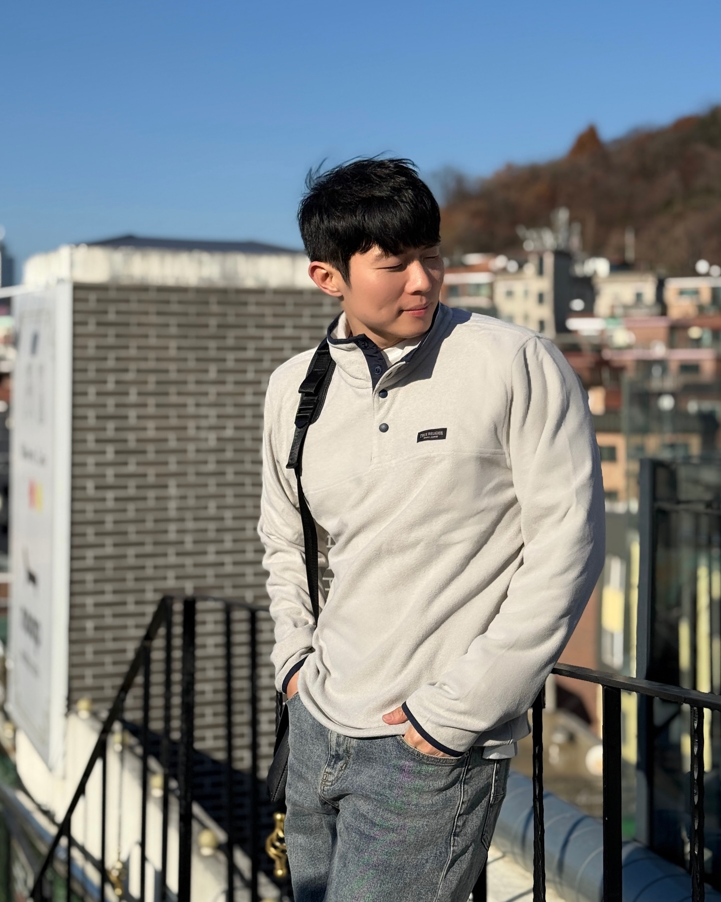 #협찬 aprch.seoul 

부드럽고 편안한 날 😊🥰😉💙

야외 활동 할 때 이너로도 입고
아우터로도 입기 좋은 아이템 만남👏🏻👏🏻
간절기부터 한겨울(이너활용)까지!! 활용도 높아요😎

✅[어프로치서울] 트루릴리젼 폴라리스

➕부드러운 텍스처와 탁월한 보온성🔥
➕가벼운 착용감으로 편안함
➕소매, 넥 스탭 등 배색 컬러 포인트💙
➕블랙, 아이보리, 차콜 3가지 색상

✅어프로치 단독기획
후리스 한 장 가격에 두 장 득템할 수 있는 국가권력급 이벤트‼️

#어프로치서울 #트루릴리젼 #플리스추천 #후리스추천 #남자옷 #남자코디 #ootd