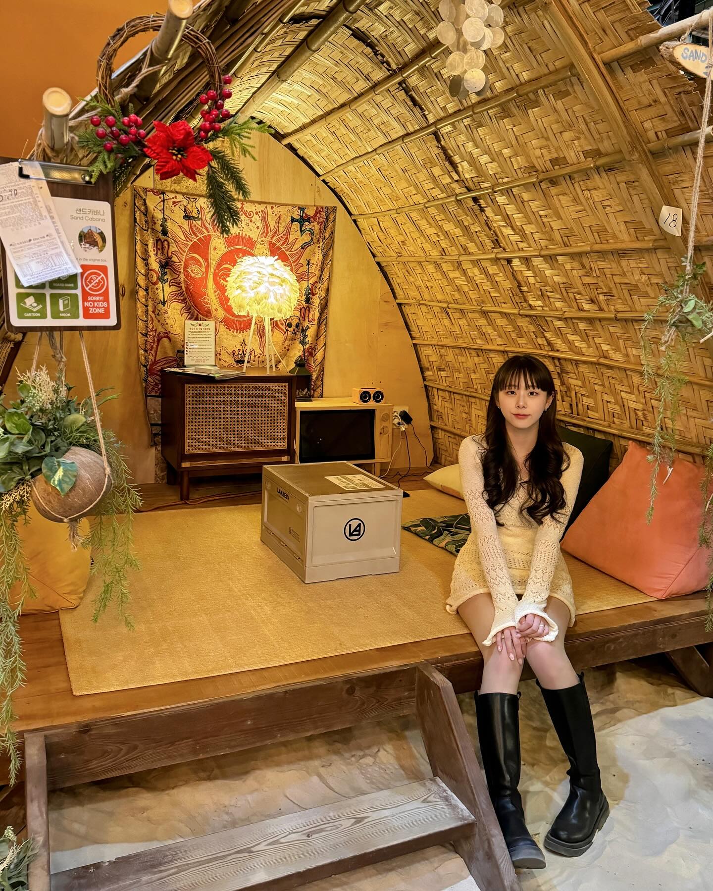 #협찬 coconut.box 
홍대에서 발리 감성 잔뜩 즐기고 왔어용🌴🥥

예쁜 방갈로가 31개나 있었는데 2인 레트로 게임기, 보드게임, 컬러링북, 독서, CD 음악감상 등이 랜덤으로 배치되어있어 시간 가는줄 모르고 놀았답니다! 방갈로 안에서 프라이빗하게 생일파티도 가능하니 곧 생일이신 분들께 강추드려요🫶🏻

오후 시간대에는 방갈로 잡기 눈치게임이 치열하다고 해서 저는 저녁 시간대에 방문했어요! 오전이나 저녁시간대에 가시는걸 추천드립니다🤍🤞🏻

대형 볼풀장에서도 신나게 놀고 왔어요! 동심으로 돌아간 기분🐥

아침 9시에 오픈해서 매장 근처 호텔에서 브런치 즐기고 가기도 좋겠더라구요!

갤러리 공간도 두 개나 있어 색다른 데이트 찾는 연인분들께도 좋은 데이트 장소인 것 같고, 입구쪽에 각 좌석마다 콘센트도 있는 스터디하기 좋은 공간이 있어 스터디하시는 분들께도 딱이겠어요📚

전문 파티셰가 만드는 곰들었슈, 댕댕이 티라미슈, 삐약이 마들렌 등 독특한 디자인의 신상 디저트가 매달 출시된다고 하니 새로운 카페 찾으시는 분들! 한번 가보시는거 어때요~?🥰

#코코넛박스 #코코넛박스카페 #홍대카페 #서울대형카페 #홍대카페추천 #홍대핫플 #홍대가볼만한곳 #홍대브런치 #갤러리카페 #연남동카페 #홍대베이커리 #coconutbox