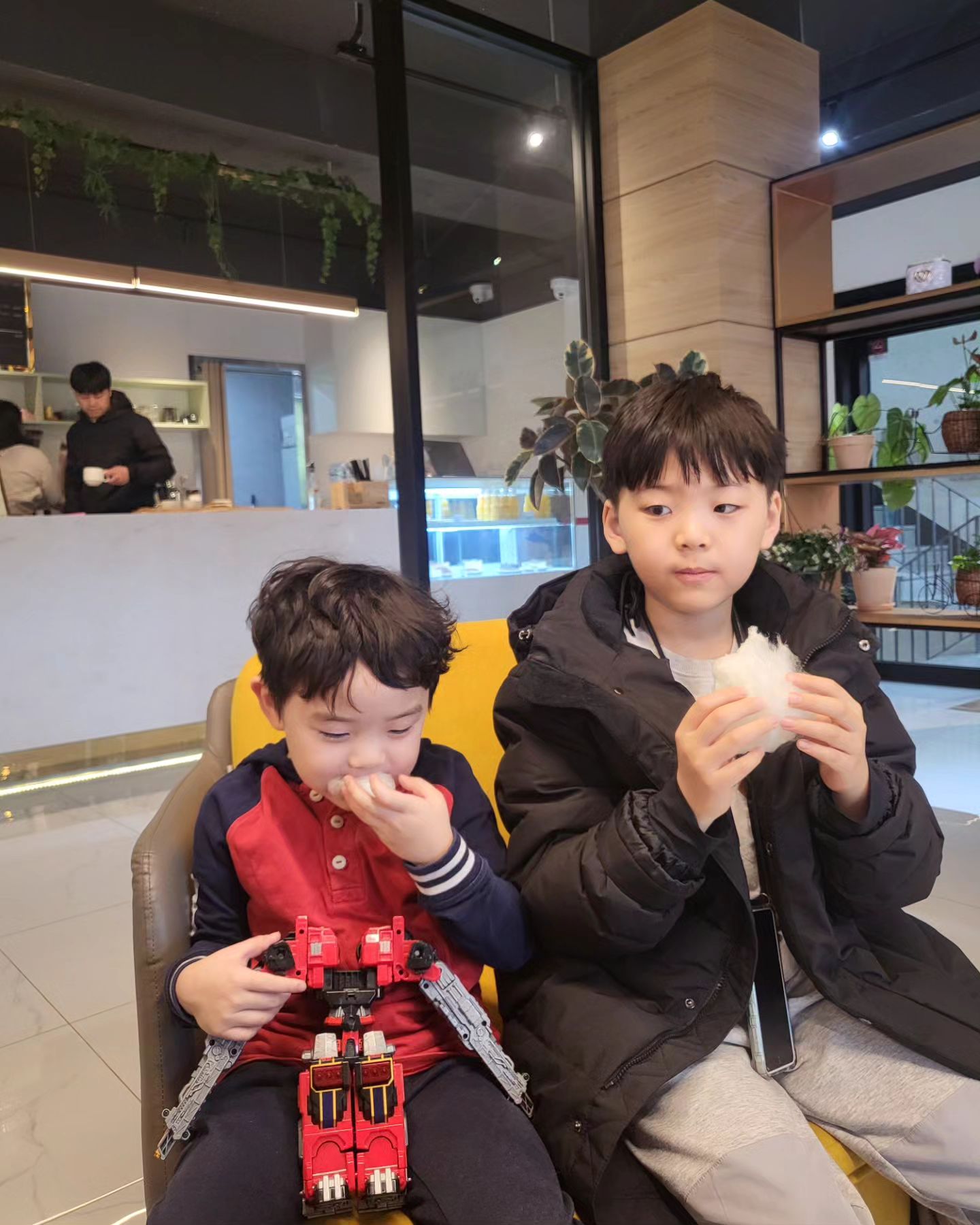 -
얼굴 쪼그매진 우리건희
유민이가 커진건가?😆

치즈튀김, 치즈버거, 감자튀김 주문하신 유민
치즈는 먹어도 치즈스틱은 안 먹었는데 잘 먹는다

2차는 꼬기 
빨간김치 먹으면 힘 세진다며 먹는다
신기ㅋㅋㅋㅋㅋ

#사촌형제
#카페데이트
#고기대장