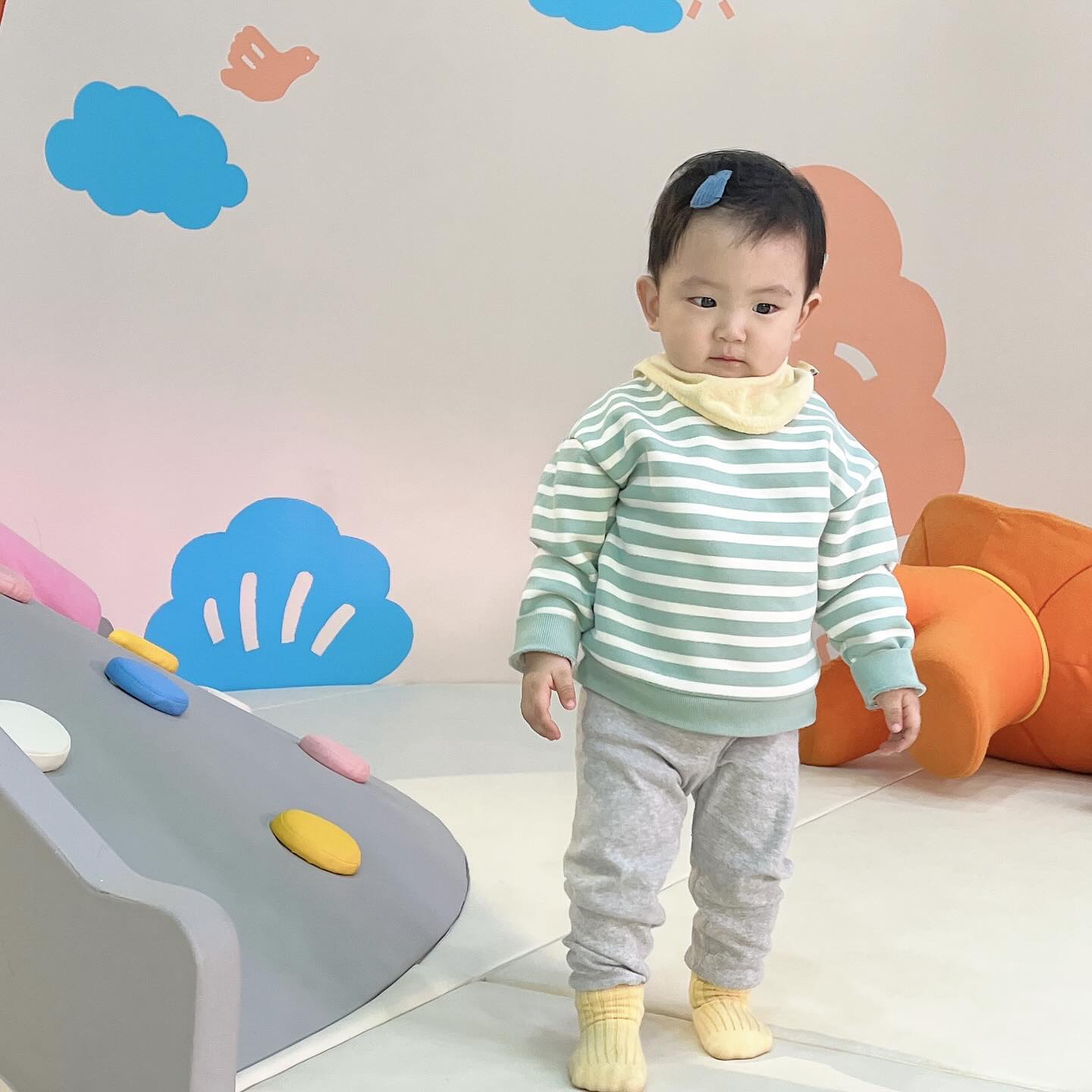 + 460일아기 👶🏻

오랜만에 아빠 만난 기념으로 
할미할비랑 다같이 나들이 다녀왔어요〰️ 

#광주국립박물관어린이박물관 ➿
도현이네는 사전예약없이 5세미만 상시 이용가능한 
어린이놀이터에서 놀다왔어요. 
수유실도 잘 되어있고, 작은 아가들 놀기 안전하게 
꾸며져 있어서 한두시간정도 시간때우기 딱이었음 ! 

오늘은 날씨도 춥지않아서 붕붕이 타고 산책도 슝슝 했오요 
이번주 내내 도현이가 아파서 병수발 하느라 
체력이 바닥났지만....... 

이제 도현가족 합체했으니 
집에 돌아가서 출산 전까지 힘내보쟈구✨ 

#광주가볼만한곳 #광주아기랑갈만한곳 #광주아기놀이터 
#광주국립박물관 #광주아기놀이터 #15개월아기 #아기일상 
#육아일상 #육아소통 #육아맘 #아들육아