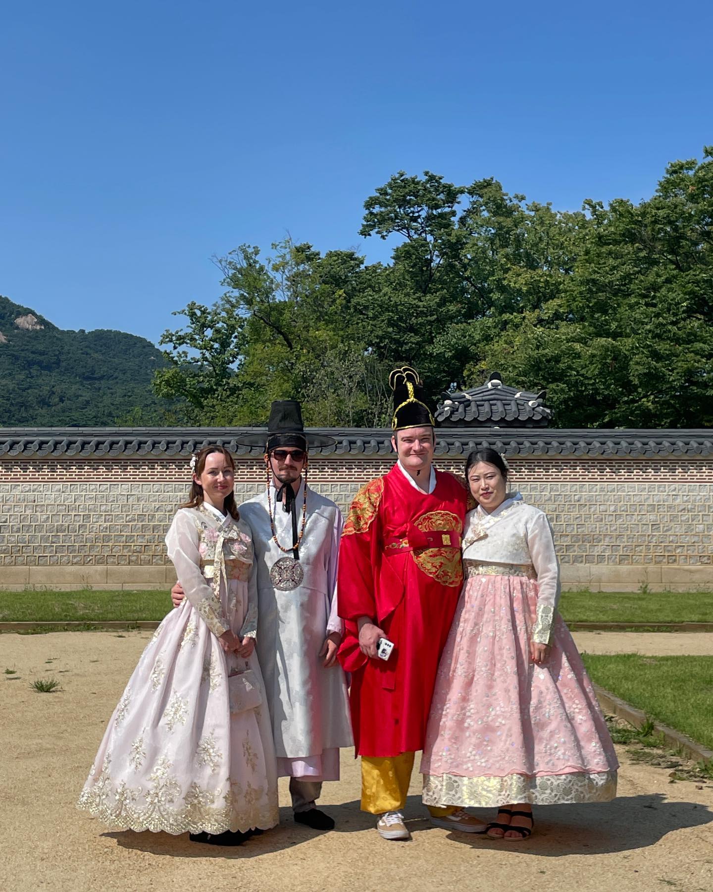 20230901 경복궁 & 북촌한옥마을

드디어 한복 입기 성공!!!
마이클ㅋㅋㅋㅋㅋ 완전 시강ㅋㅋㅋㅋㅋㅋ
아닠ㅋㅋㅋㅋㅋㅋㅋㅋㅋㅋㅋㅋㅋㅋㅋㅋ 
일본 여자애들이 마이클한테 같이 사진 찍자곸ㅋㅋㅋㅋㅋ
아이고 전하 ㅋㅋㅋㅋㅋㅋㅋㅋㅋㅋㅋㅋㅋㅋ
아 근데 진짜 졸라 더웠음 ㅠㅠㅠ이쁜 사진도 1도 없고...
너무 많이 걸어서 피곤...집에 와서 다들 뻗음. 
좀 이따 한강 가서 치맥 빠뤼빠뤼 예정!!

#경복궁#한복스타그램#외국인주상전하#시선강탈#형제스타그램#영국형제#개피곤#낮잠타임#국제커플#영국남자한국여자#한국여행#koreatravel#brothers#koreatraditionaldress#hanbok#naptime#seeyousoon
