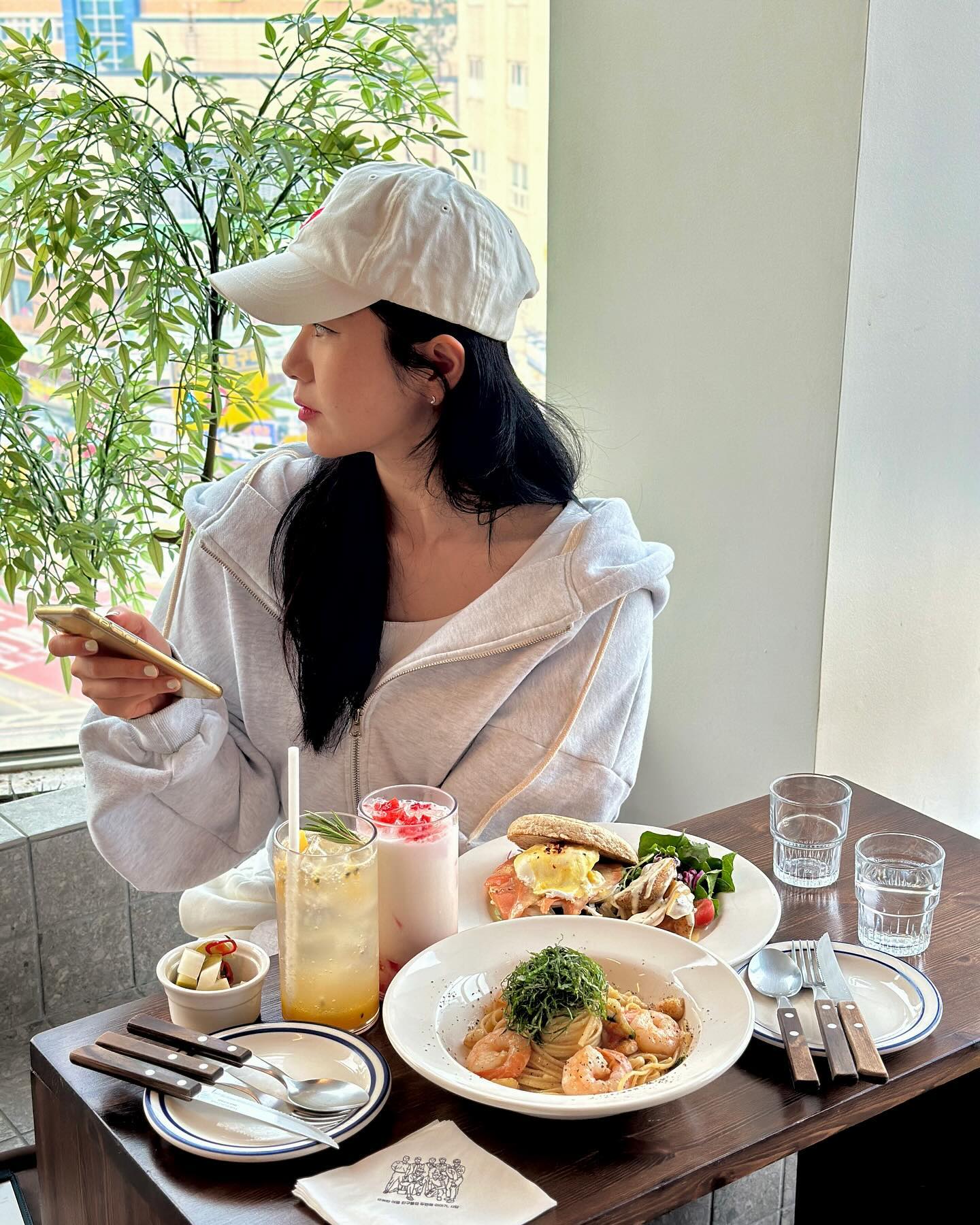 울 신랑이랑 #사담 브런치 먹었던 날, #어베러데이 후드집업과..🤍